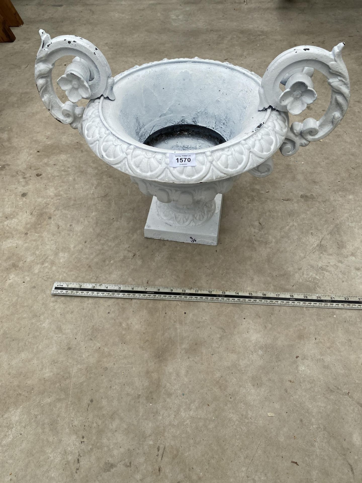 A DECORATIVE CAST IRON URN PLANTER - Bild 3 aus 3