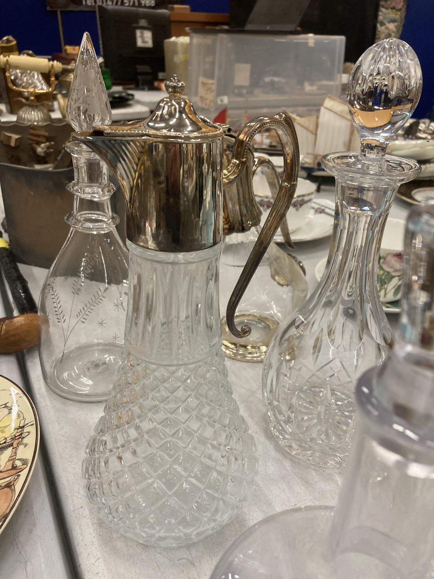 A COLLECTION OF GLASSWARE TO INCLUDE CUT GLASS DECANTERS, SILVER PLATED CLARET JUGS ETC - Bild 2 aus 4