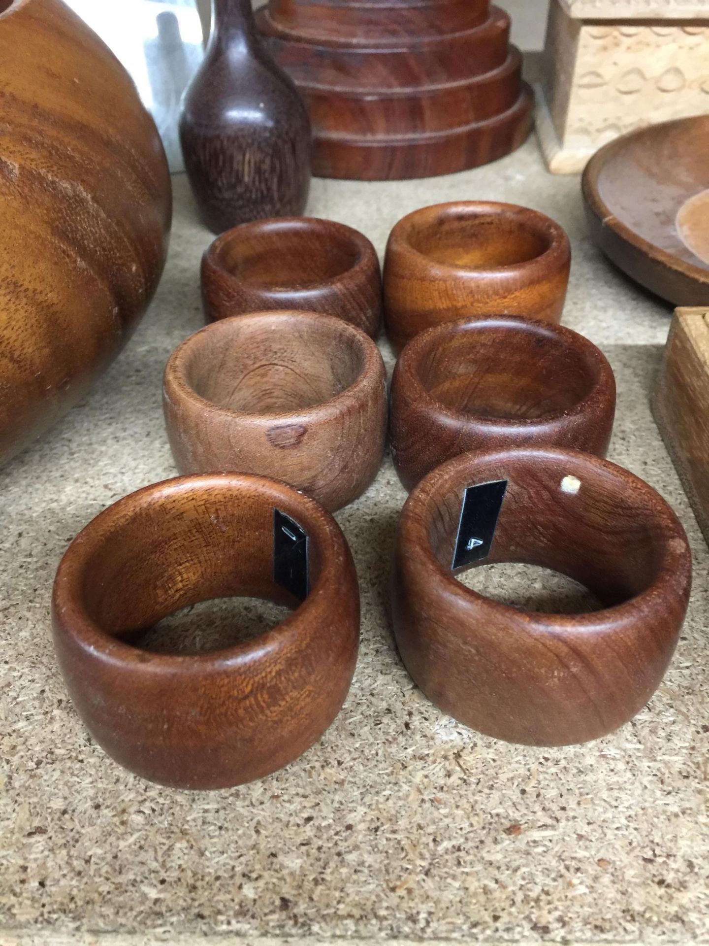 A COLLECTION OF TREEN ITEMS TO INCLUDE A LARGE SALAD BOWL AND SERVERS, NAPKIN RINGS, A CANDLE - Bild 2 aus 4