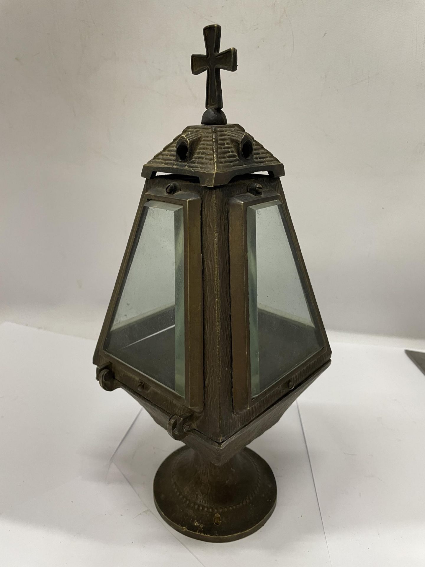 A BRASS CHURCH LANTERN WITH BEVELLED GLASS - Bild 2 aus 4