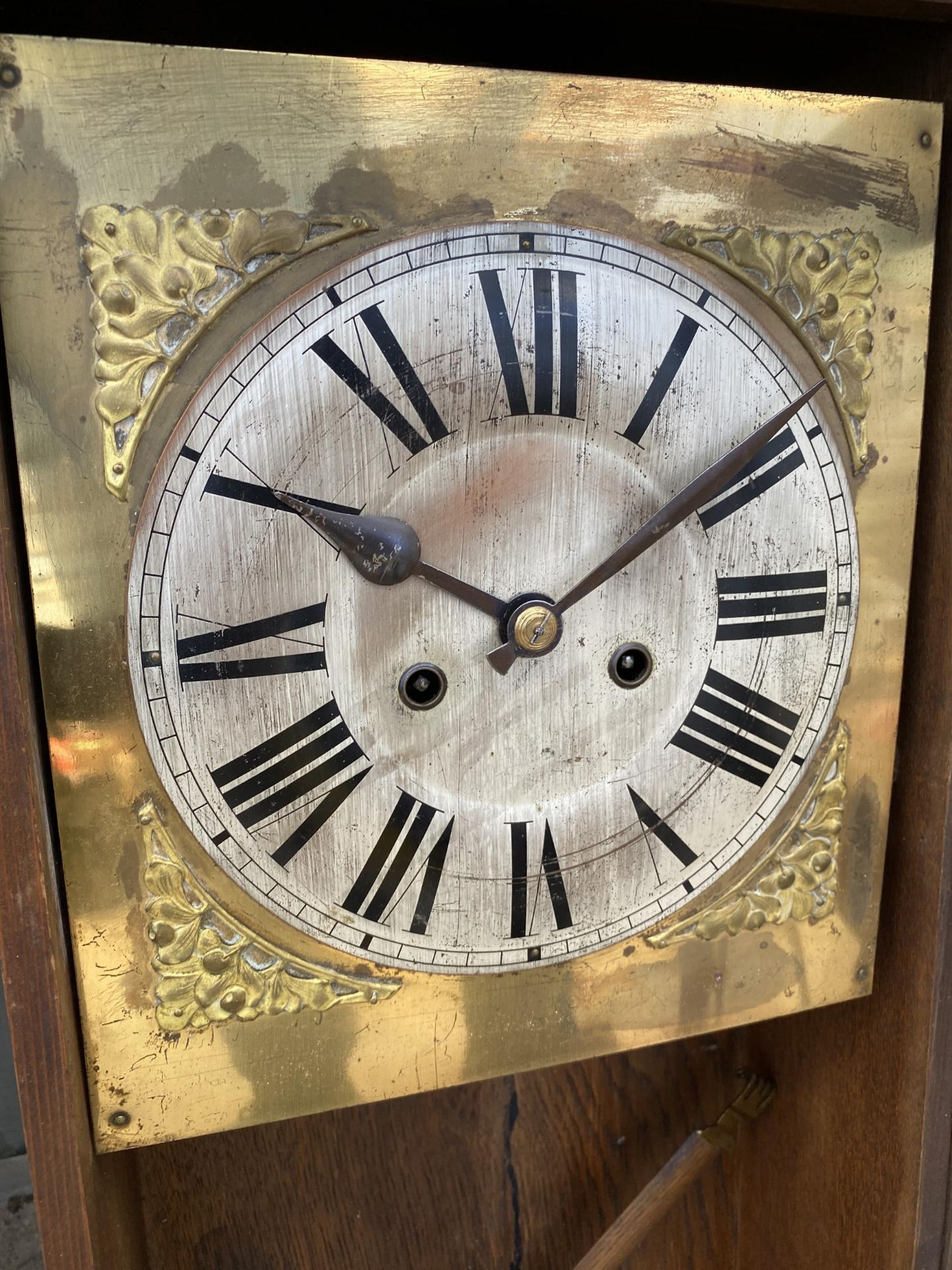 A VINTAGE OAK CASED CHIMING WALL CLOCK - Image 3 of 4