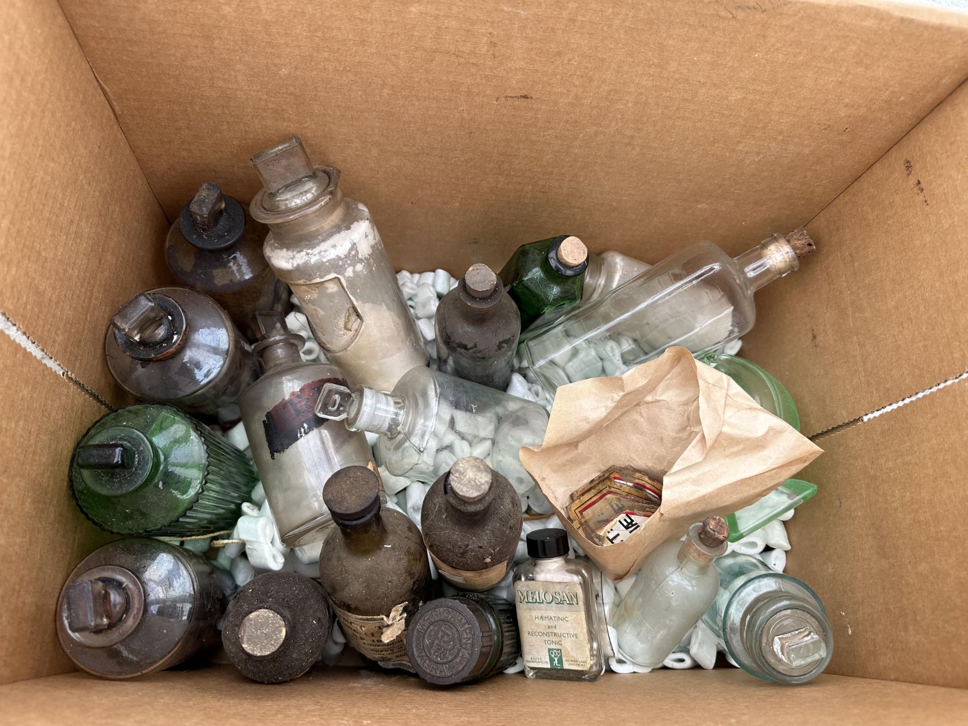 A LARGE QUANTITY OF VINTAGE APOTHECARY AND MEDICINE BOTTLES TO INCLUDE SOME BEARING NAMES - Image 4 of 5