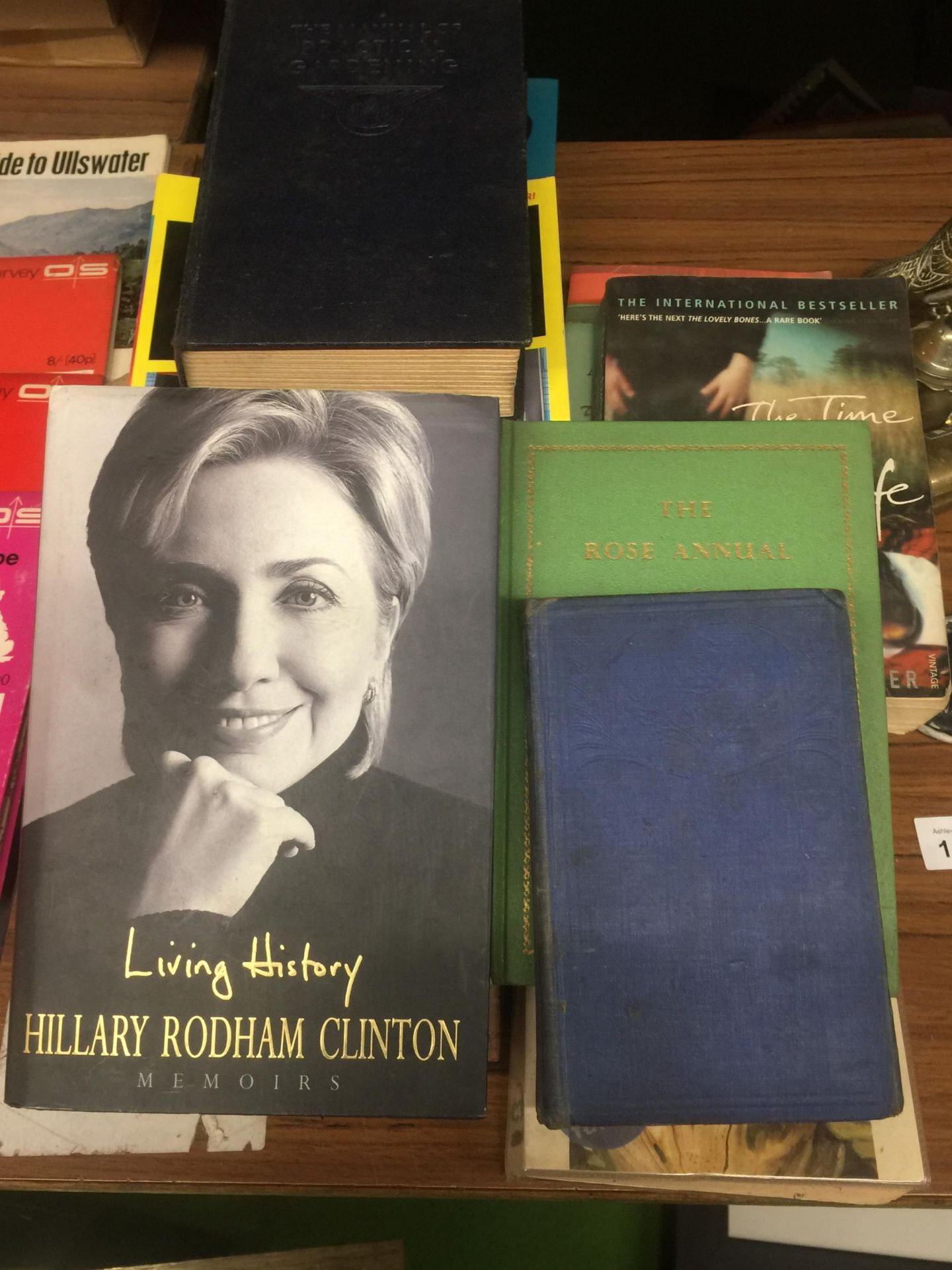 A QUANTITY OF FICTION AND NON FICTION BOOKS TO INCLUDE WUTHERING HEIGHTS, BEANO ANNUAL, HILLARY