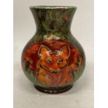 AN ANITA HARRIS HAND PAINTED AND SIGNED IN GOLD FOX VASE