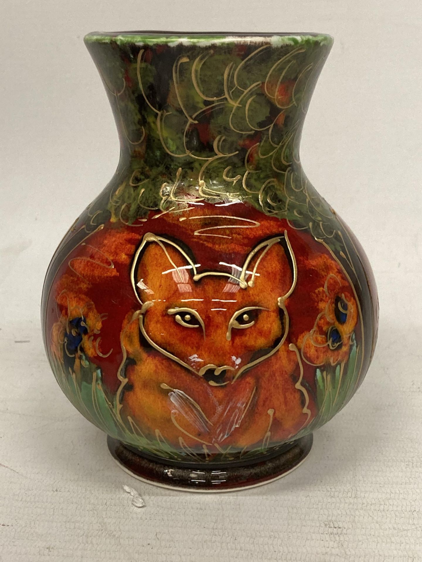 AN ANITA HARRIS HAND PAINTED AND SIGNED IN GOLD FOX VASE
