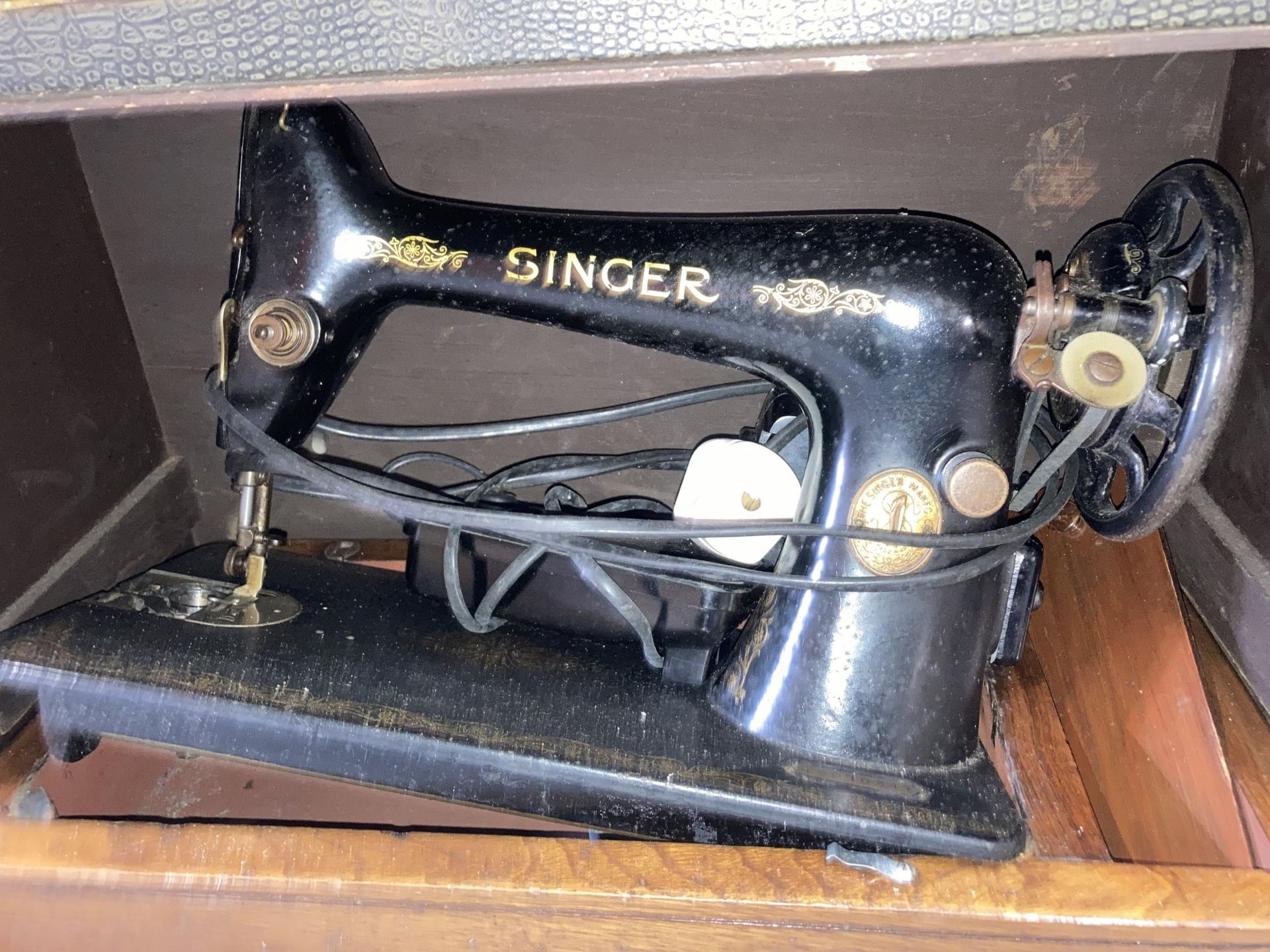 A VINTAGE SINGER SEWING MACHINE, MODEL NO. 75070341, IN ORIGINAL BOX - Image 3 of 3