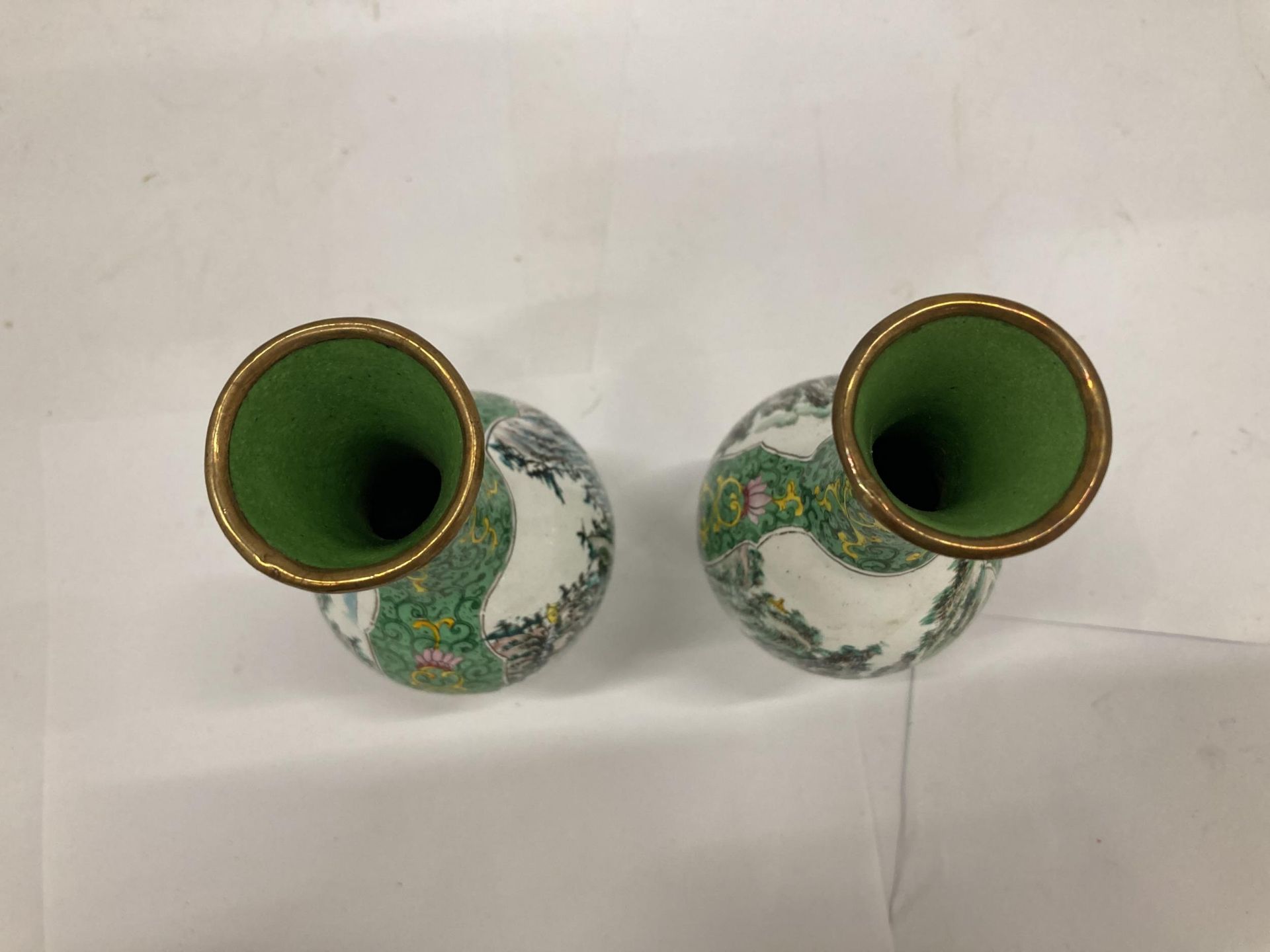 A PAIR OF ORIENTAL FAMILLE VERTE ENAMEL DESIGN VASES - Image 2 of 5