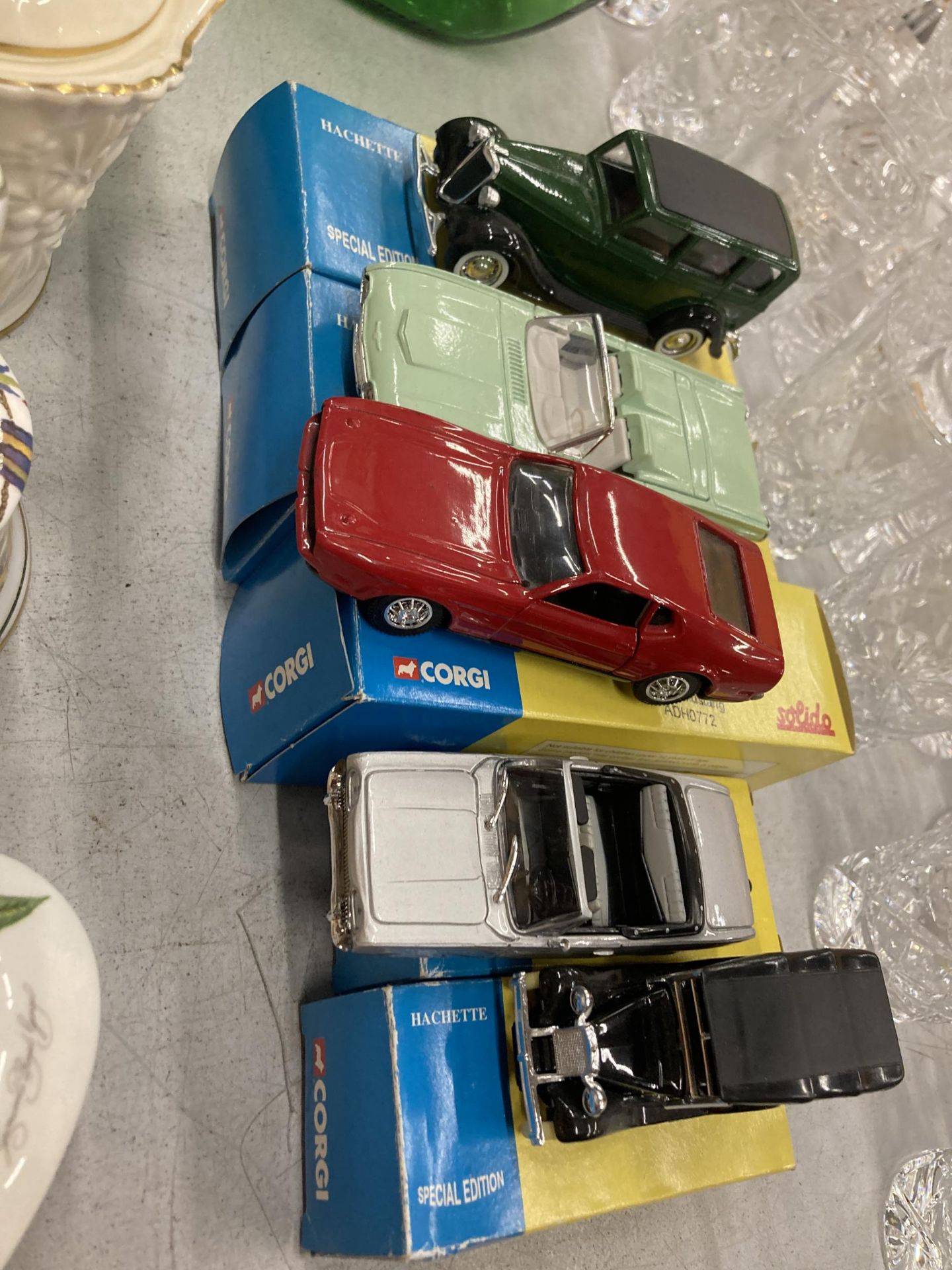 A GROUP OF FIVE BOXED CORGI DIECAST CAR MODELS - Bild 2 aus 3