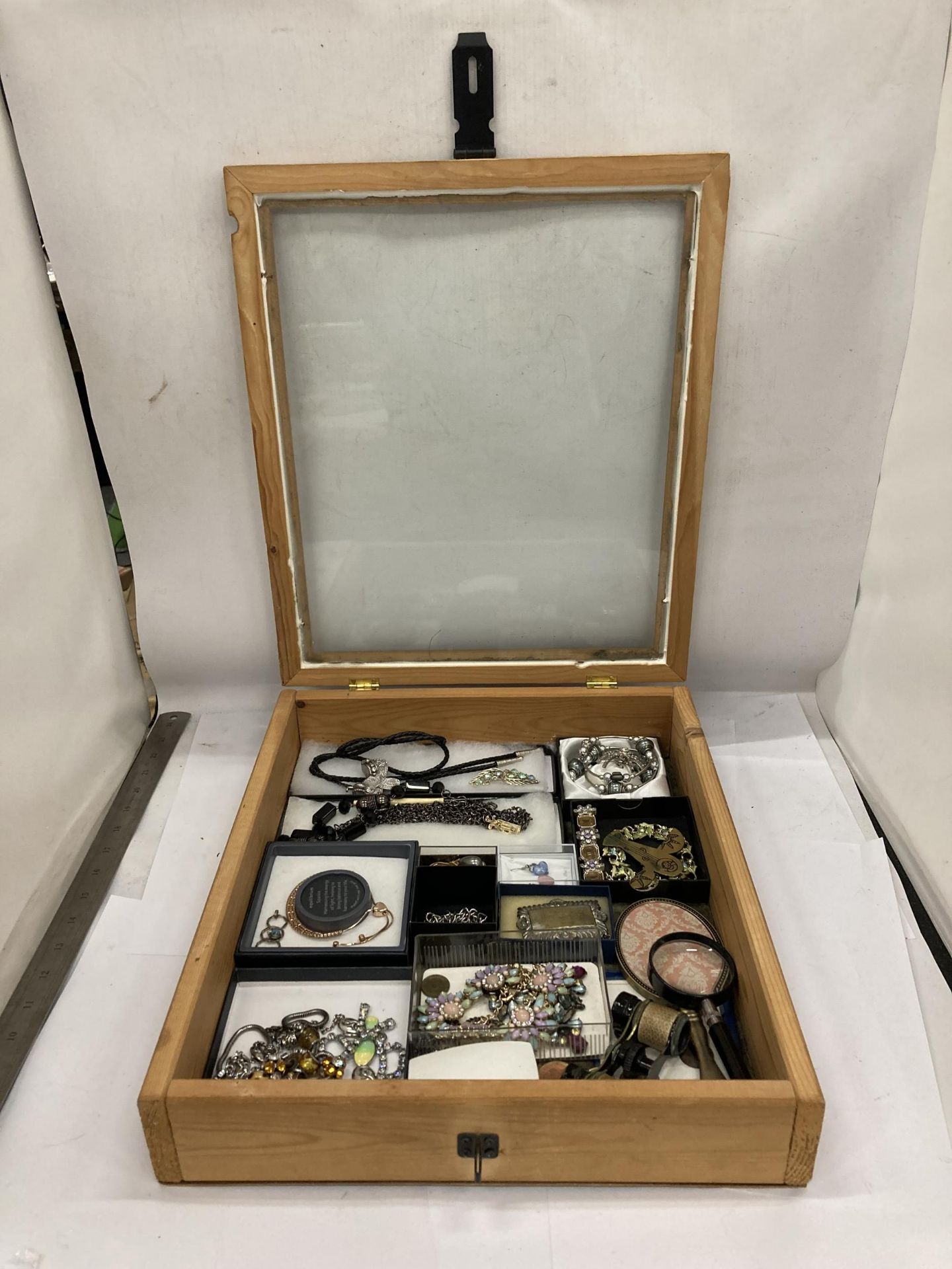 A TABLE TOP JEWELLERY DISPLAY CABINET WITH ASSORTED BOXED JEWELLERY AND COLLECTABLE ITEMS, OPERA - Image 2 of 11