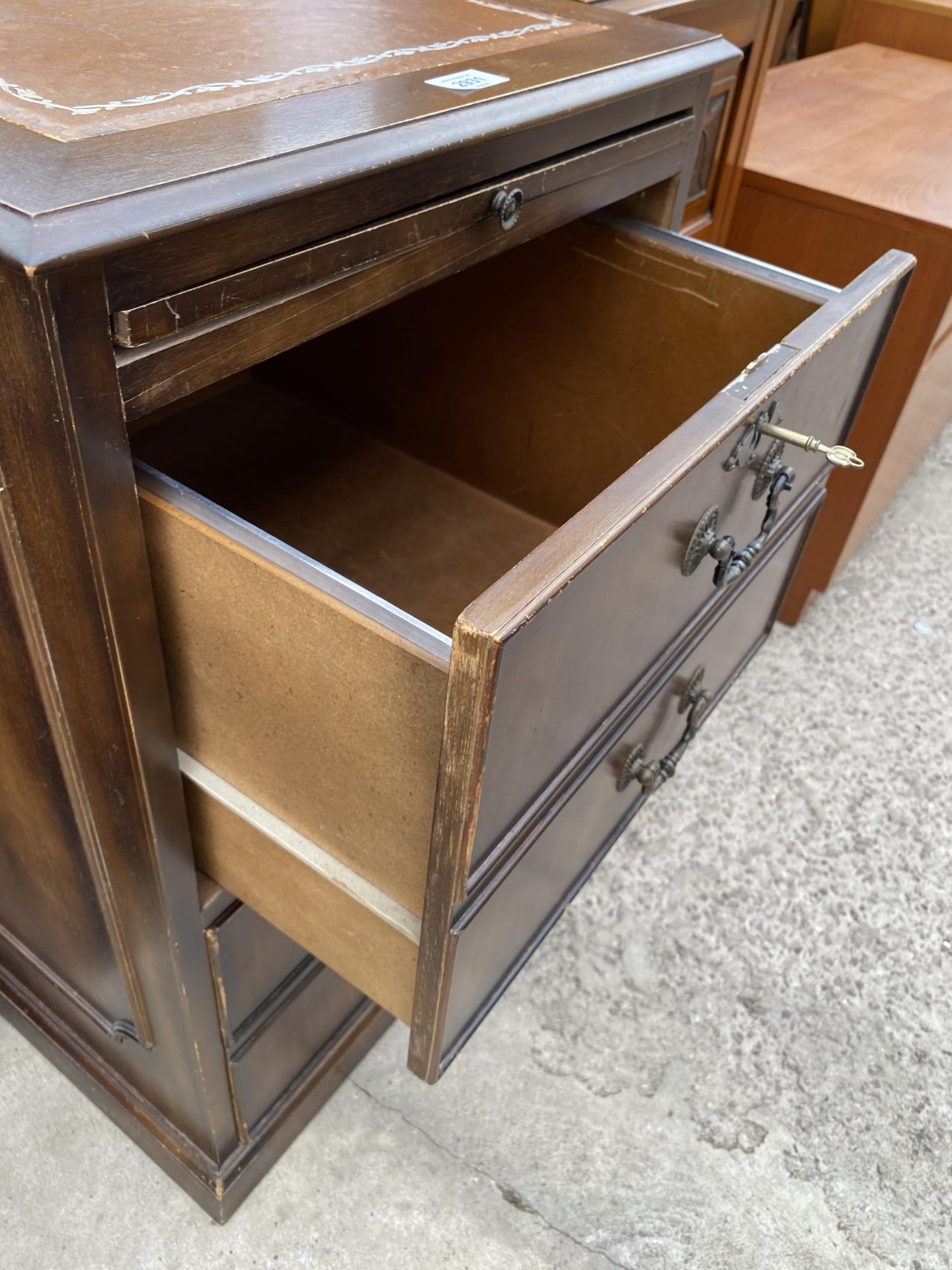A MODERN MAHOGANY TWO DRAWER FILING CABINET WITH INSET LEATHER TOP AND PULL-OUT SLIDE, ALSO WITH - Image 4 of 5