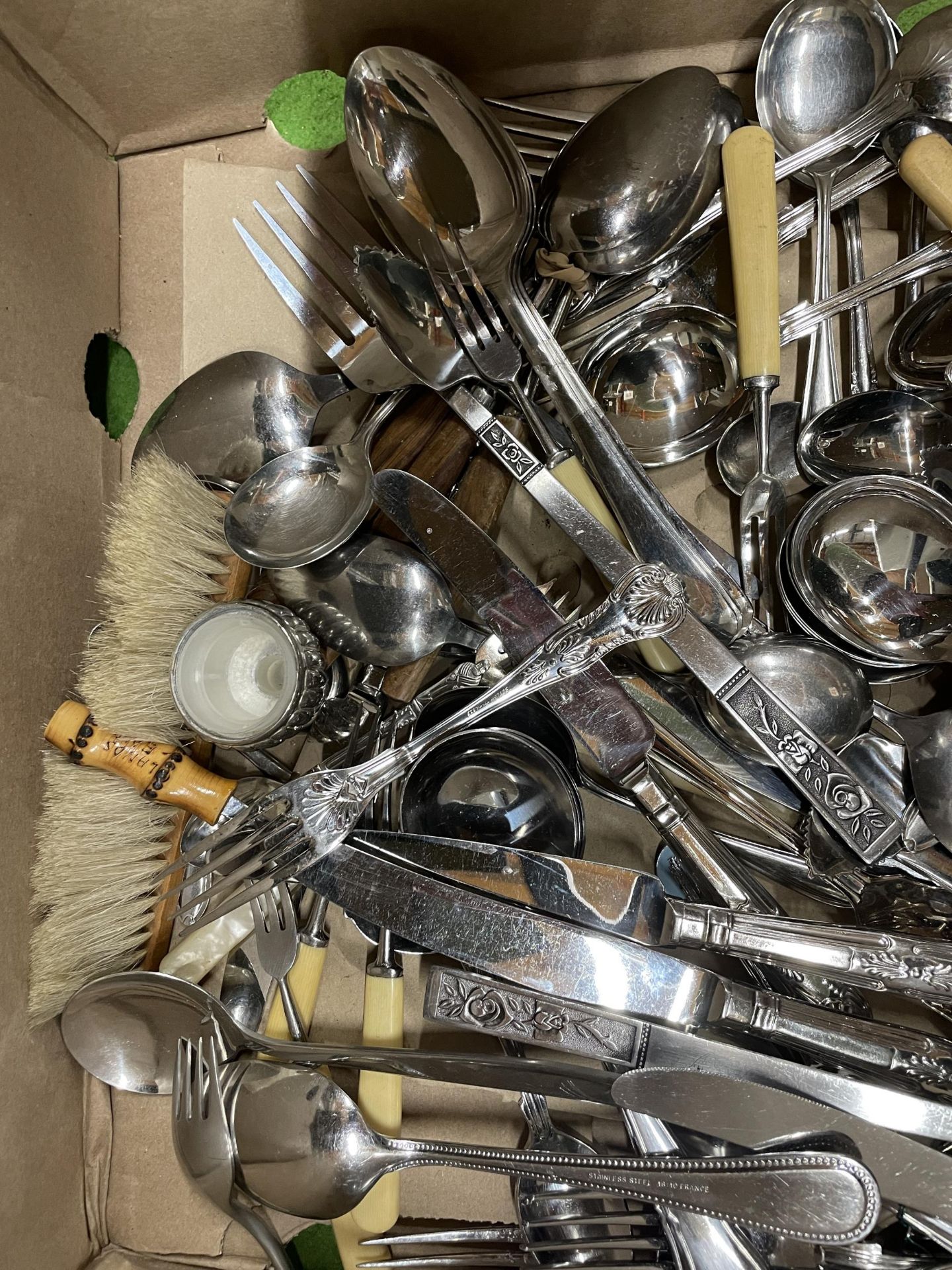 A LARGE QUANTITY OF FLATWARE - Image 2 of 3