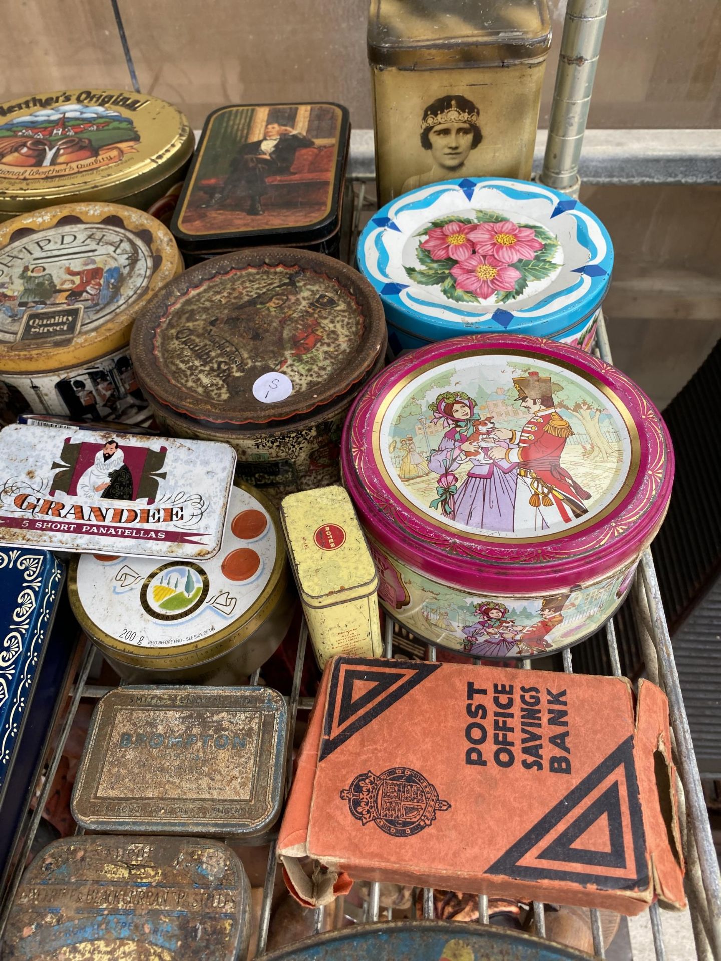 A LARGE ASSORTMENT OF VARIOUS VINTAGE TINS - Image 3 of 5