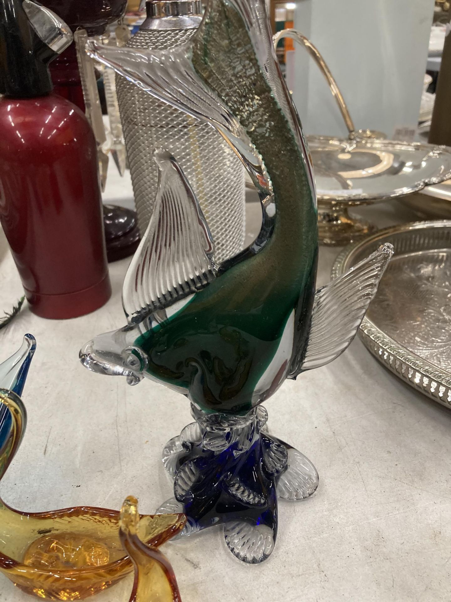 A GROUP OF VINTAGE GLASS BIRD FIGURES - Image 2 of 4