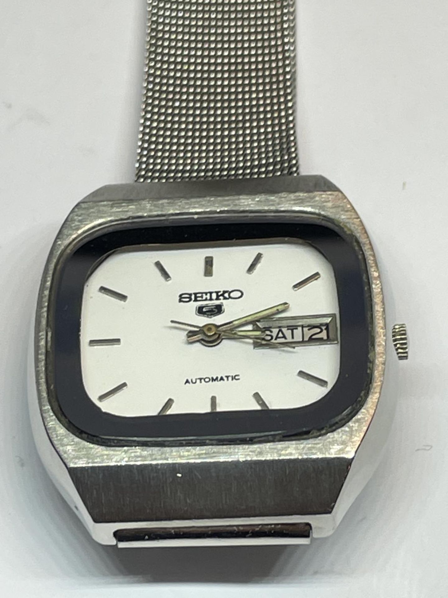 A SEIKO RETRO AUTOMATIC WRIST WATCH SEEN WORKING BUT NO WARRANTY - Image 2 of 2