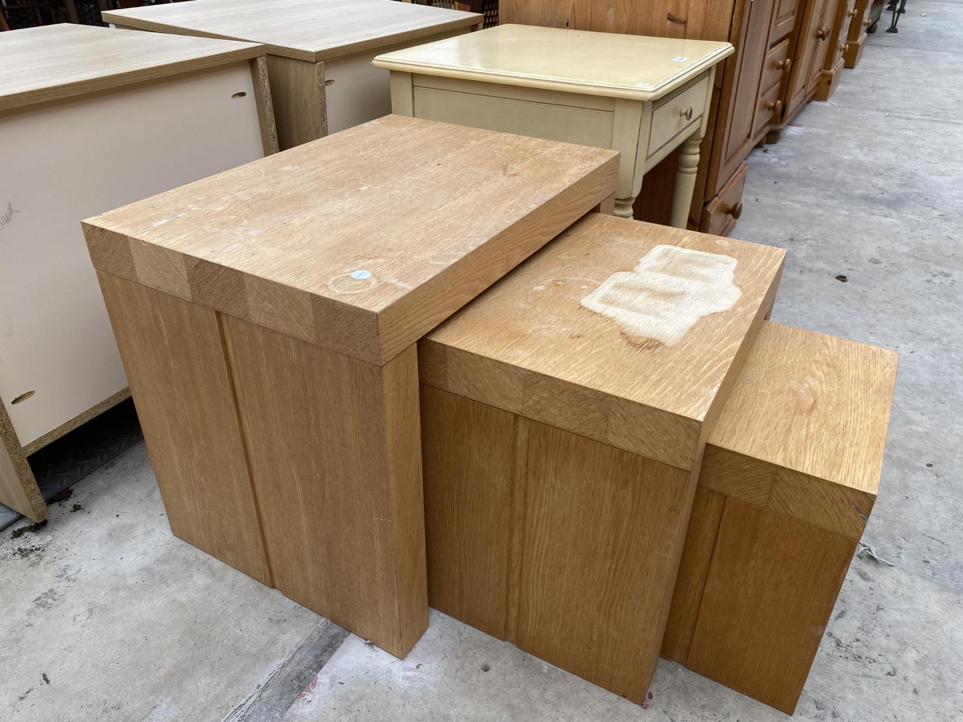 A PAINTED LAMP TABLE AND NEST OF THREE OAK TABLES - Image 4 of 4