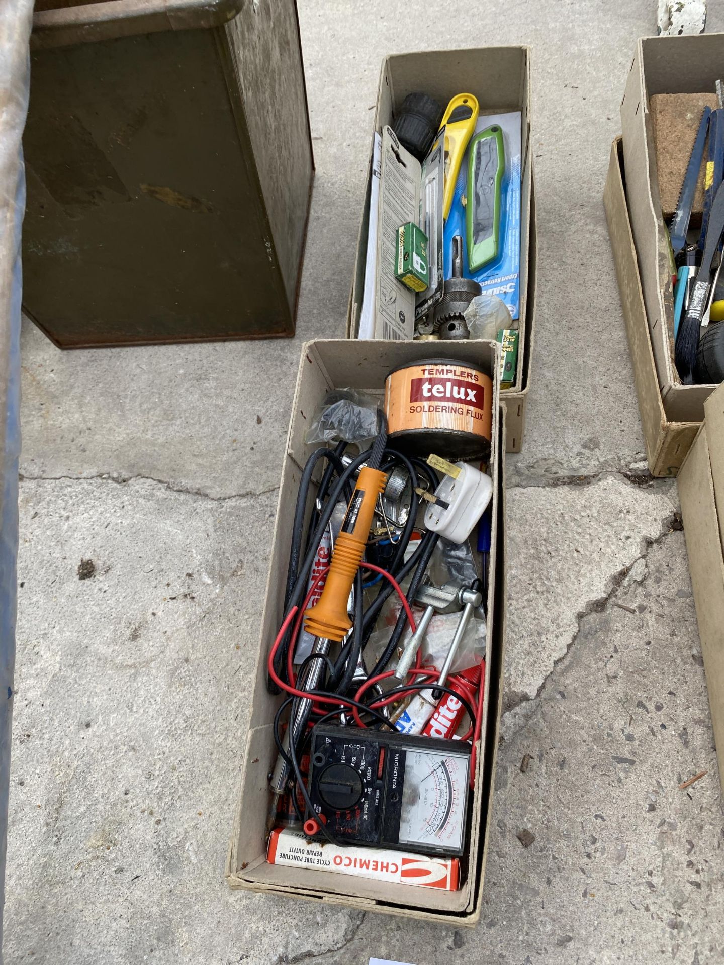 AN ASSORTMENT OF TOOLS AND HARDWARE TO INCLUDE A SOLDERING IRON, A DRILL CHUCK AND A NEW STANLEY