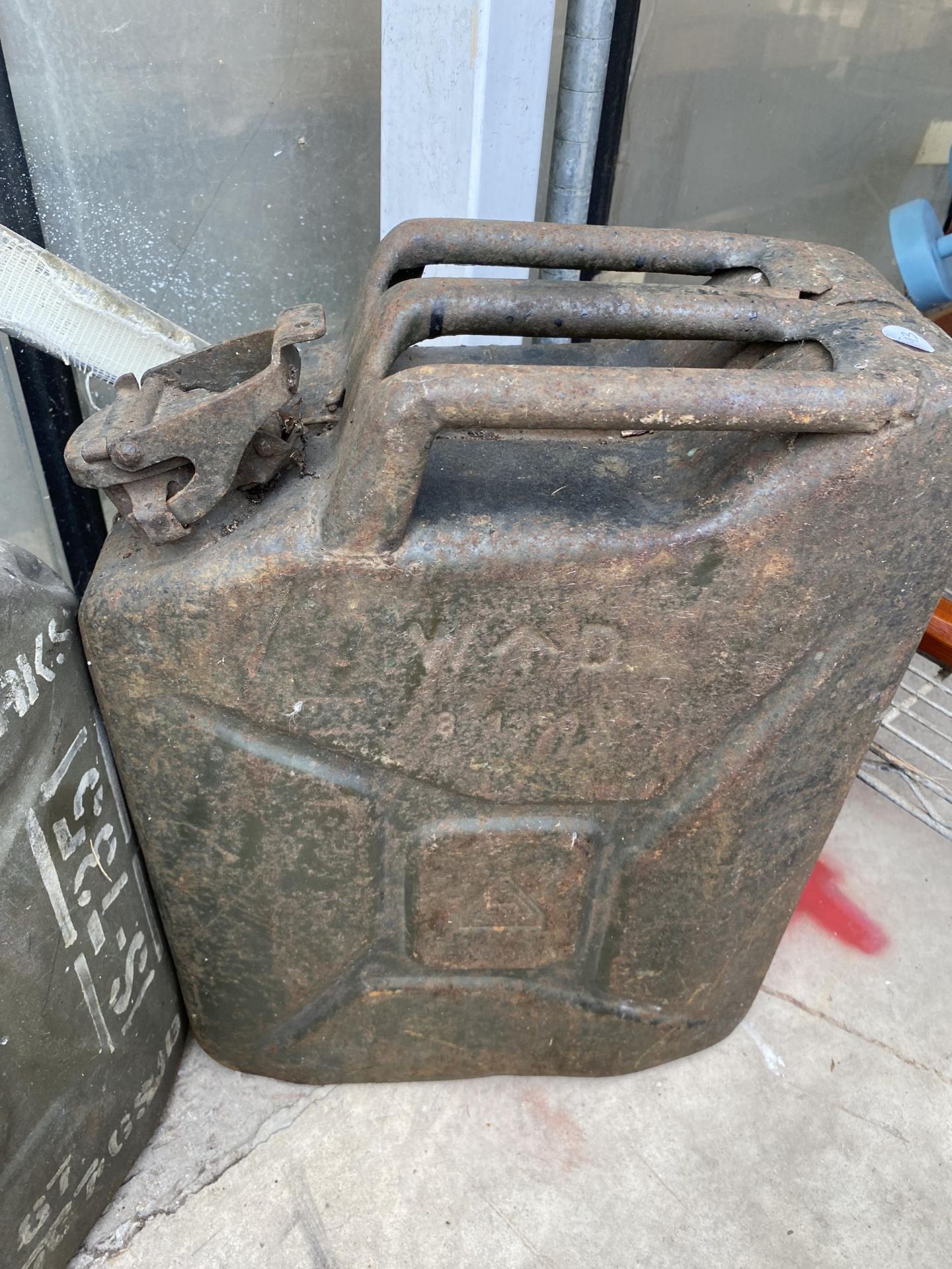 THREE METAL JERRY CANS AND A VINTAGE 'SPUR' FUEL CAN WITH BRASS CAP - Bild 5 aus 5