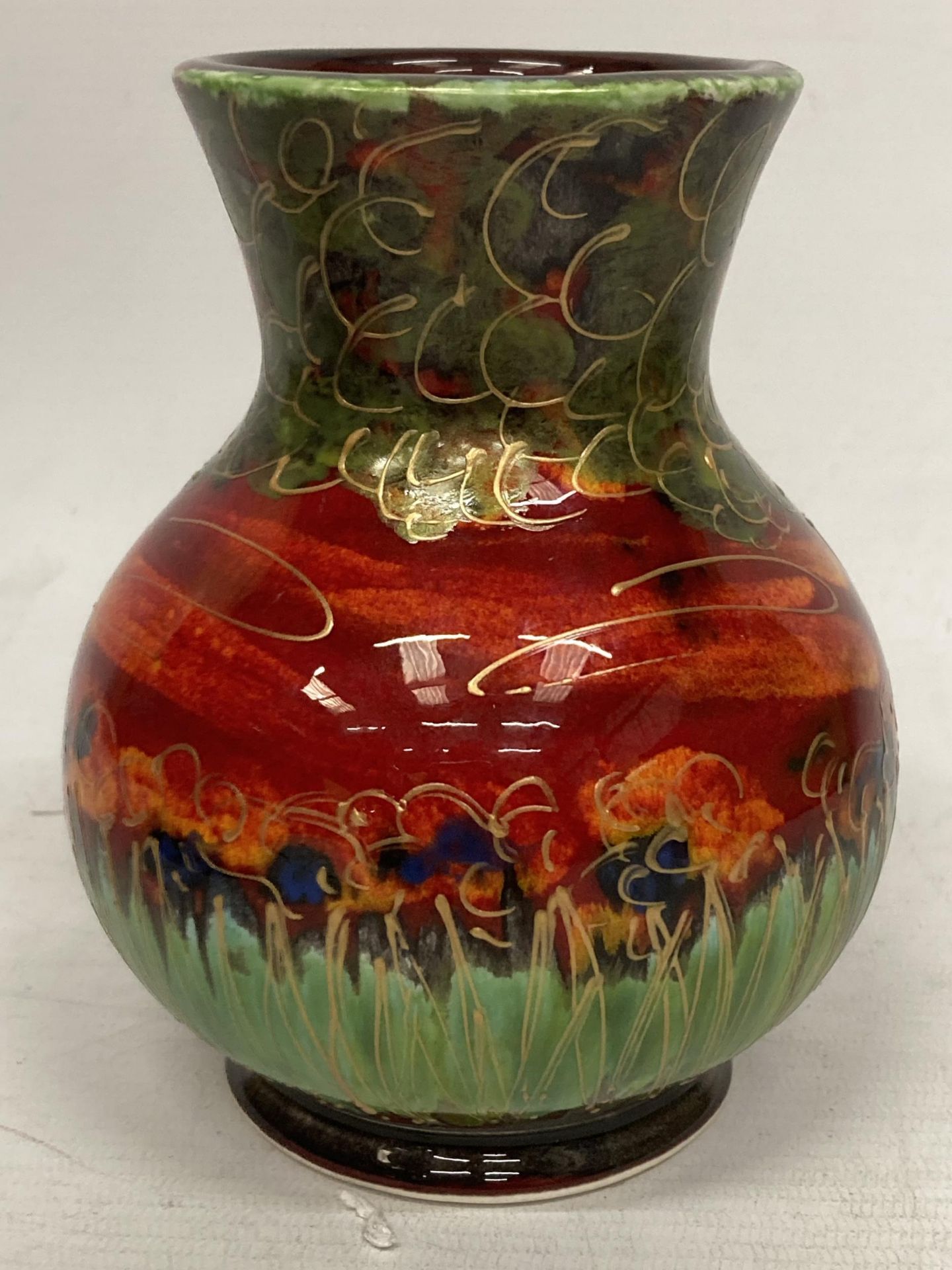 AN ANITA HARRIS HAND PAINTED AND SIGNED IN GOLD FOX VASE - Image 3 of 4