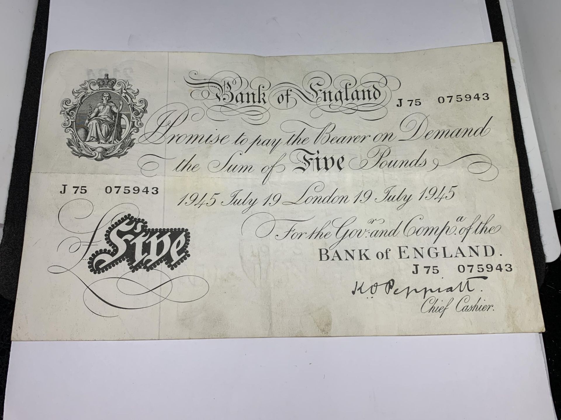 A BANK OF ENGLAND WHITE FIVE POUND NOTE J75 075943 SIGNED PEPPIATT