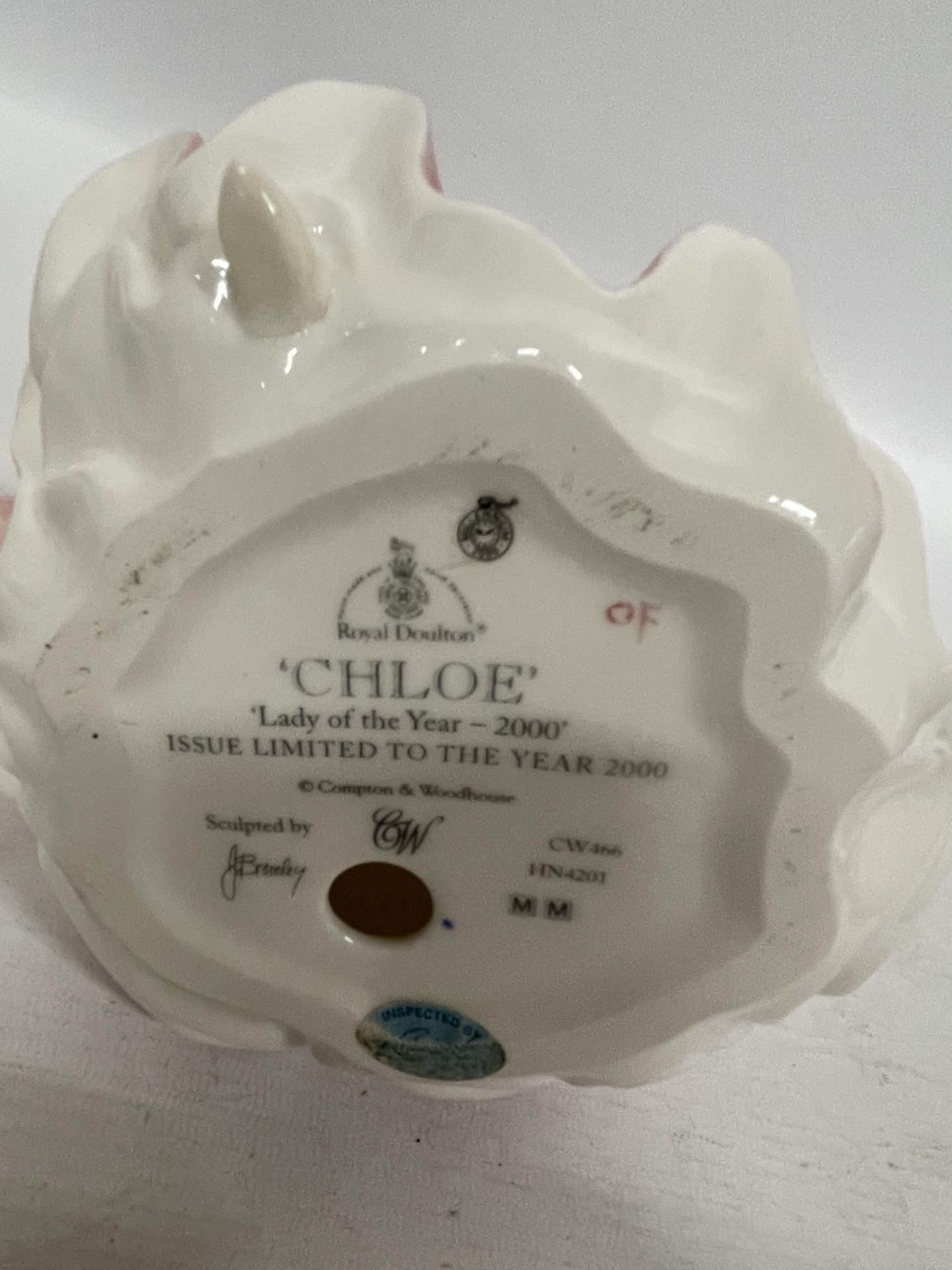 A ROYAL DOULTON 'CHLOE' LADY FO THE YEAR 2000 FIGURE - Image 4 of 4