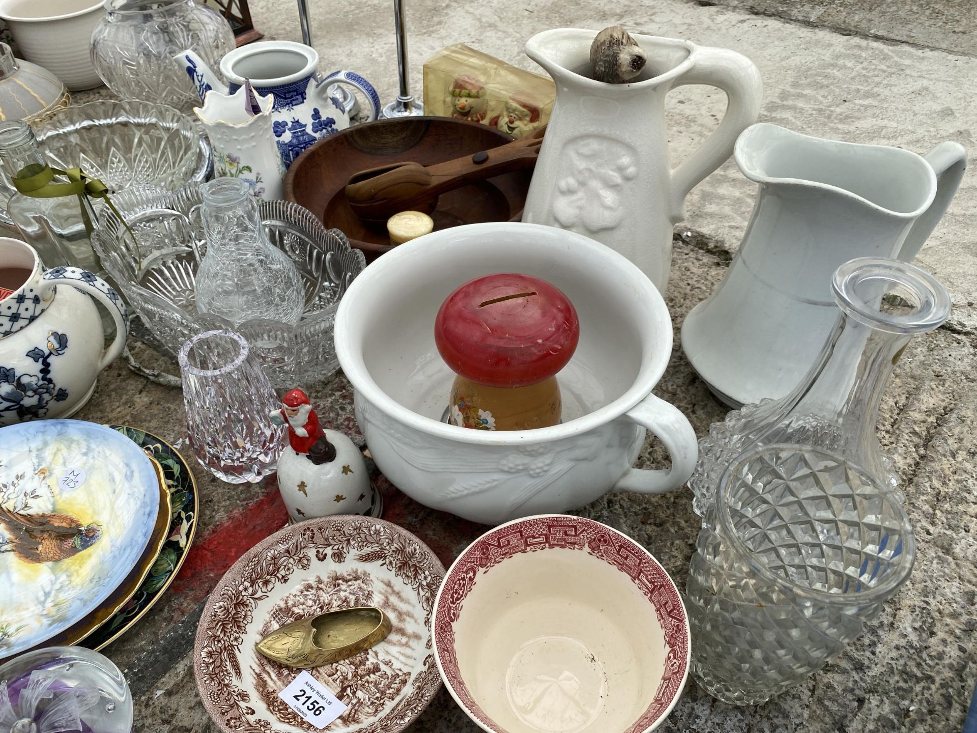 AN ASSORTMENT OF GLASS AND CERAMIC WARE TO INCLUDE JUGS AND BOWLS ETC - Image 4 of 4