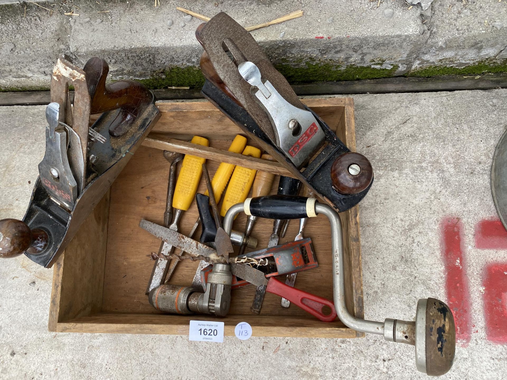 AN ASSORTMENT OF VINTAGE TOOLS TO INCLUDE A BRACE DRILL AND TWO WOOD PLANES ETC - Bild 2 aus 2