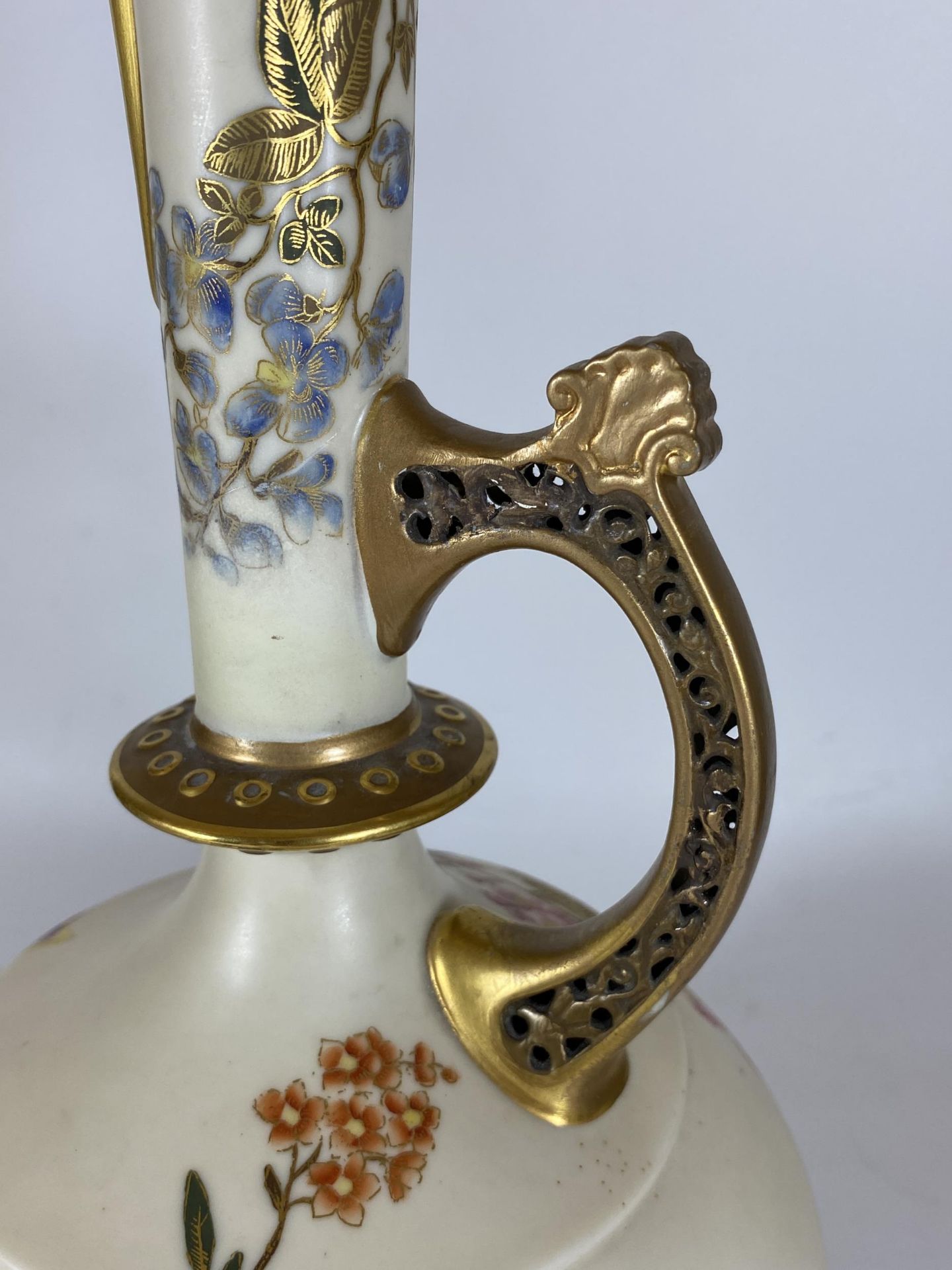 A LARGE ANTIQUE ROYAL WORCESTER HAND PAINTED BLUSH IVORY FLORAL JUG, HEIGHT 38CM (A/F) - Image 5 of 8