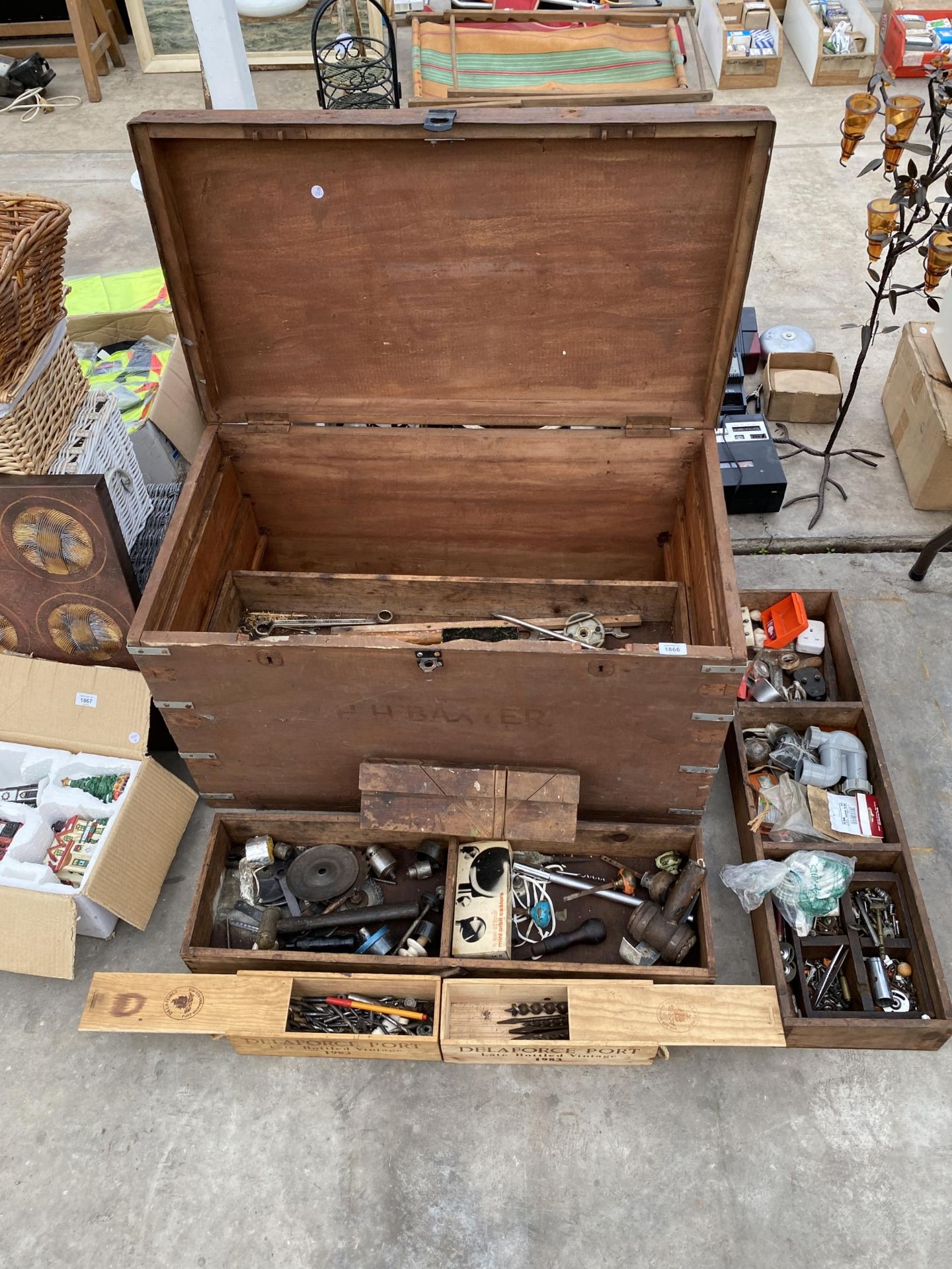 A LARGE VINTAGE ENGINEERS CHEST CONTAINING A LARGE ASSORTMENT OF TOOLS