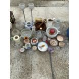 AN ASSORTMENT OF GLASS AND CERAMIC WARE TO INCLUDE JUGS AND BOWLS ETC