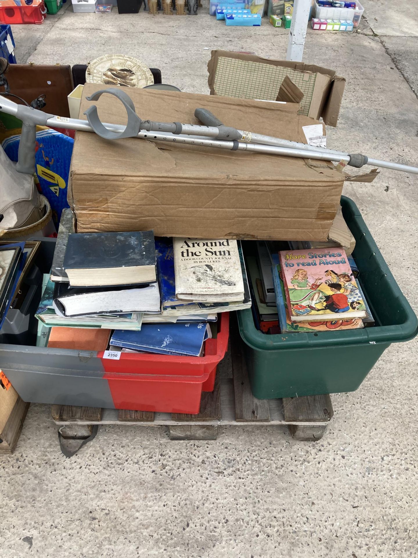 AN ASSORTMENT OF HOUSEHOLD CLEARANCE ITEMS TO INCLUDE BOOKS ETC