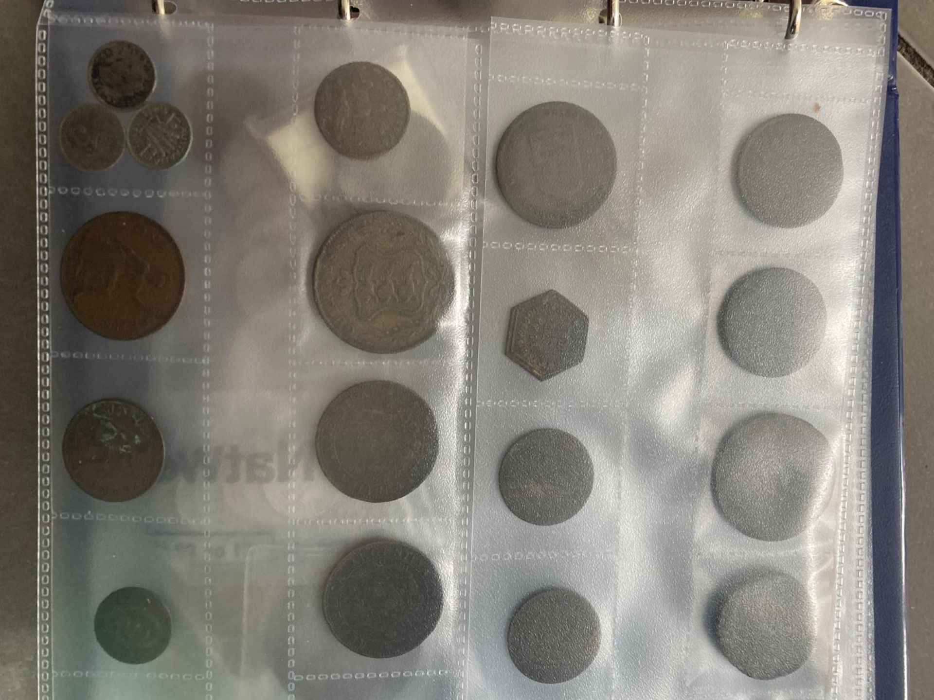 A LARGE QUANTITY OF COINAGE TO INCLUDE 166 ISLE OF MAN CROWNS, TWO £5, 50PENCES ETC, FOREIGN COINS - Image 10 of 10