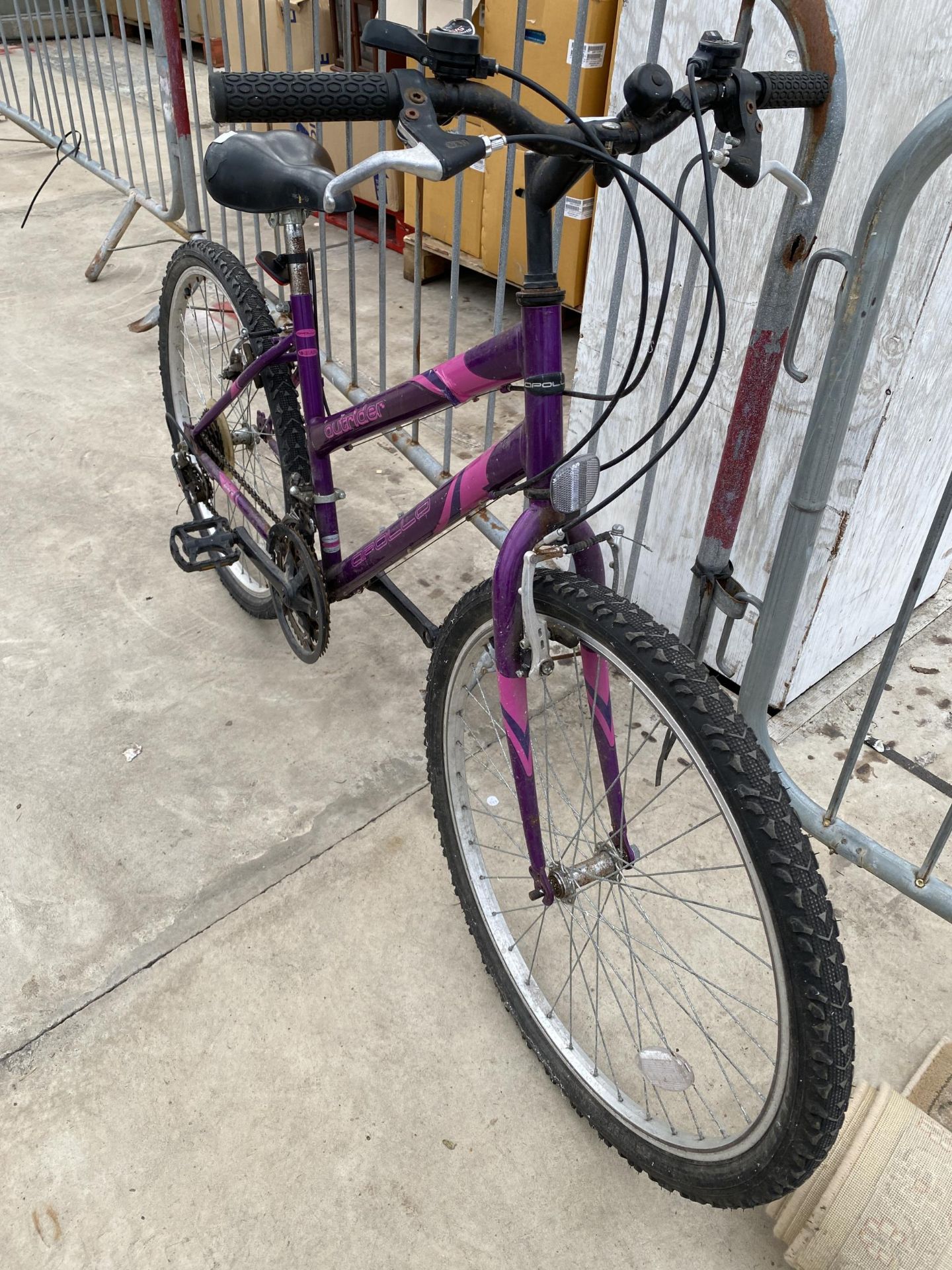 AN APOLLO OUTRIDER LADIES BIKE WITH 18 SPEED SHIMANO GEAR SYSTEM - Image 3 of 3