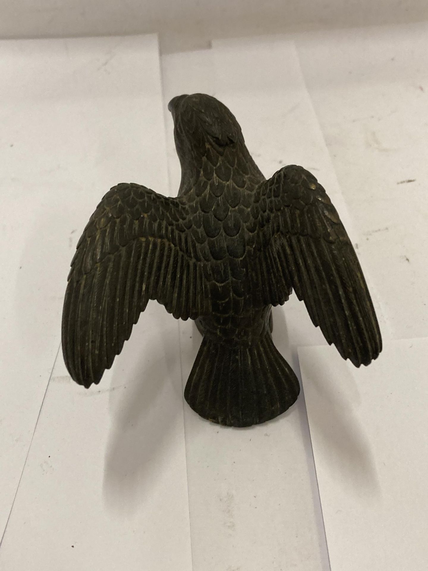 A VINTAGE BRONZE MODEL OF AN EAGLE, HEIGHT 7.5CM - Bild 5 aus 5