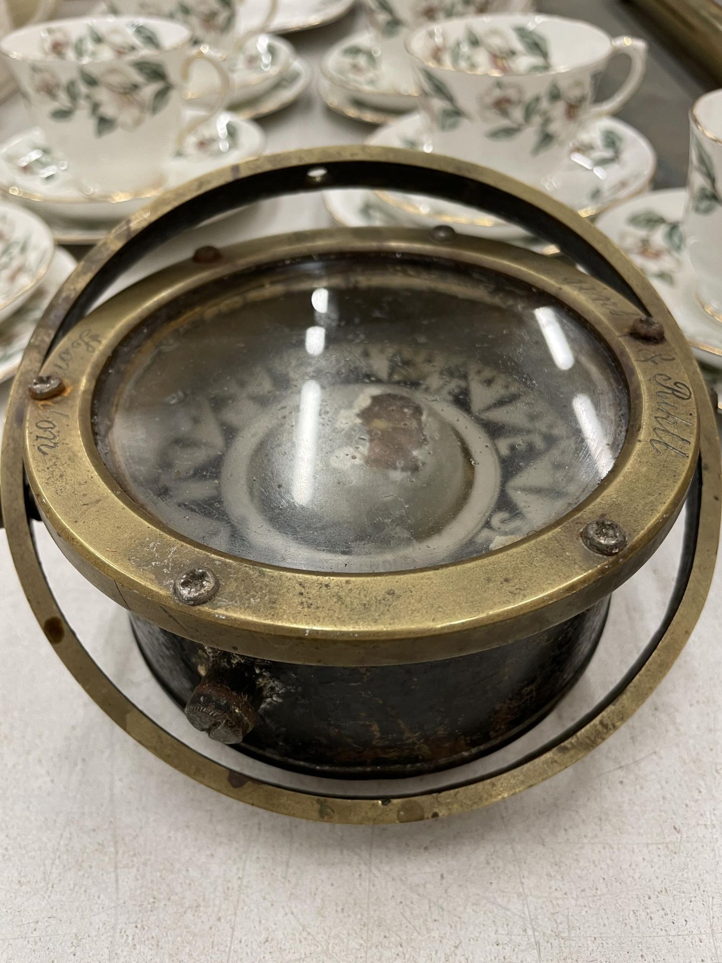 A VINTAGE BRASS WIGGINS & RIHILL, LONDON SHIPS GIMBAL COMPASS - Image 2 of 6