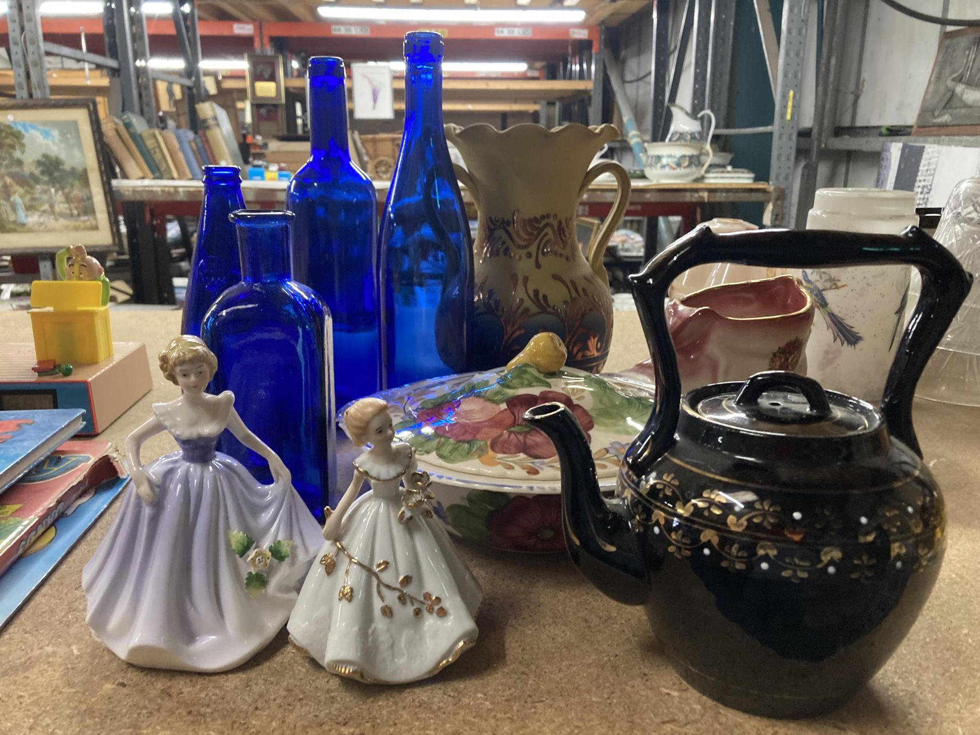 A MIXED LOT TO INCLUDE BLUE GLASS BOTTLES, FIGURES, FURTHER CERAMICS ETC