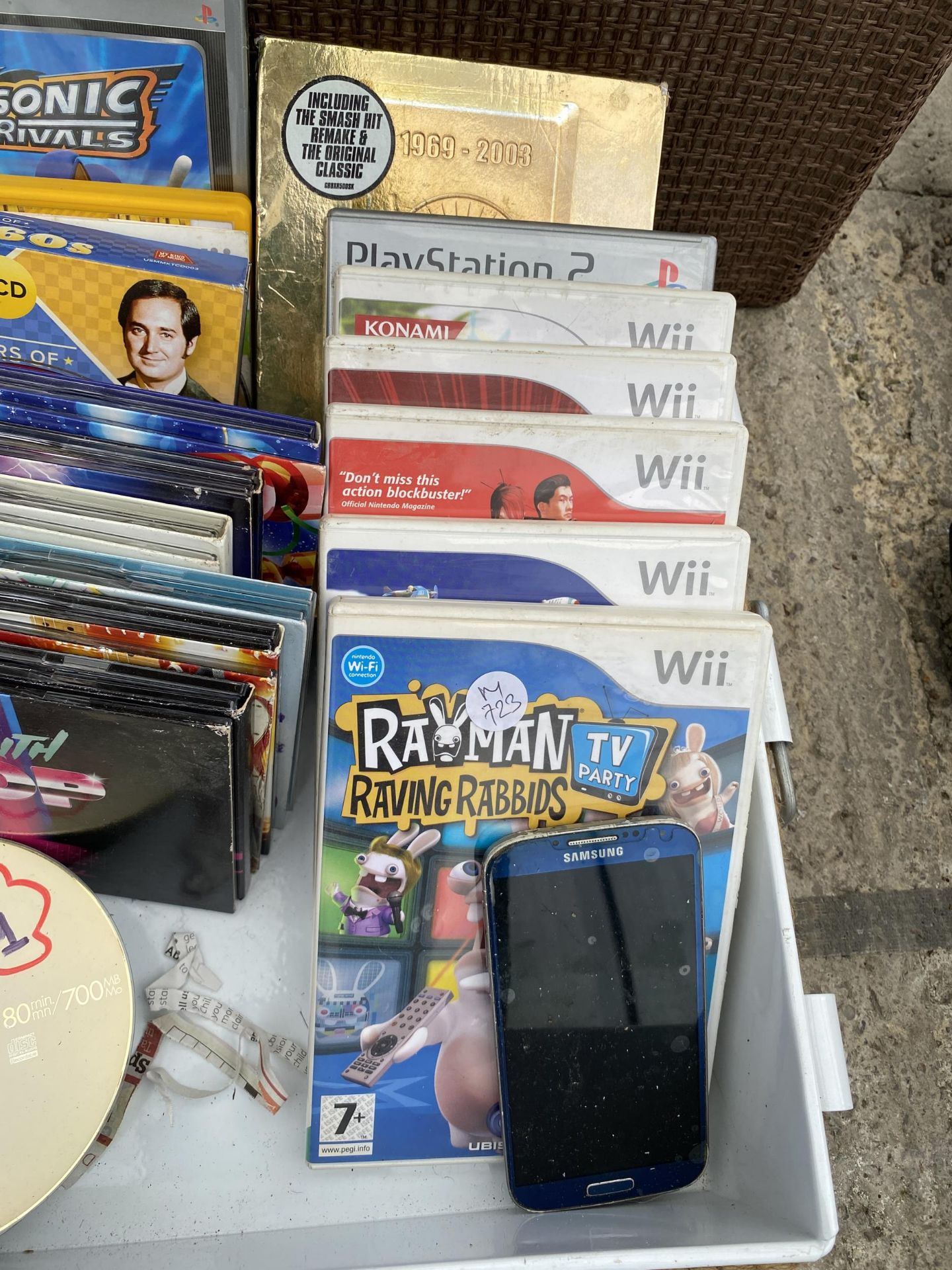 AN ASSORTMENT OF CDS AND NINTENDO WII GAMES - Image 4 of 4