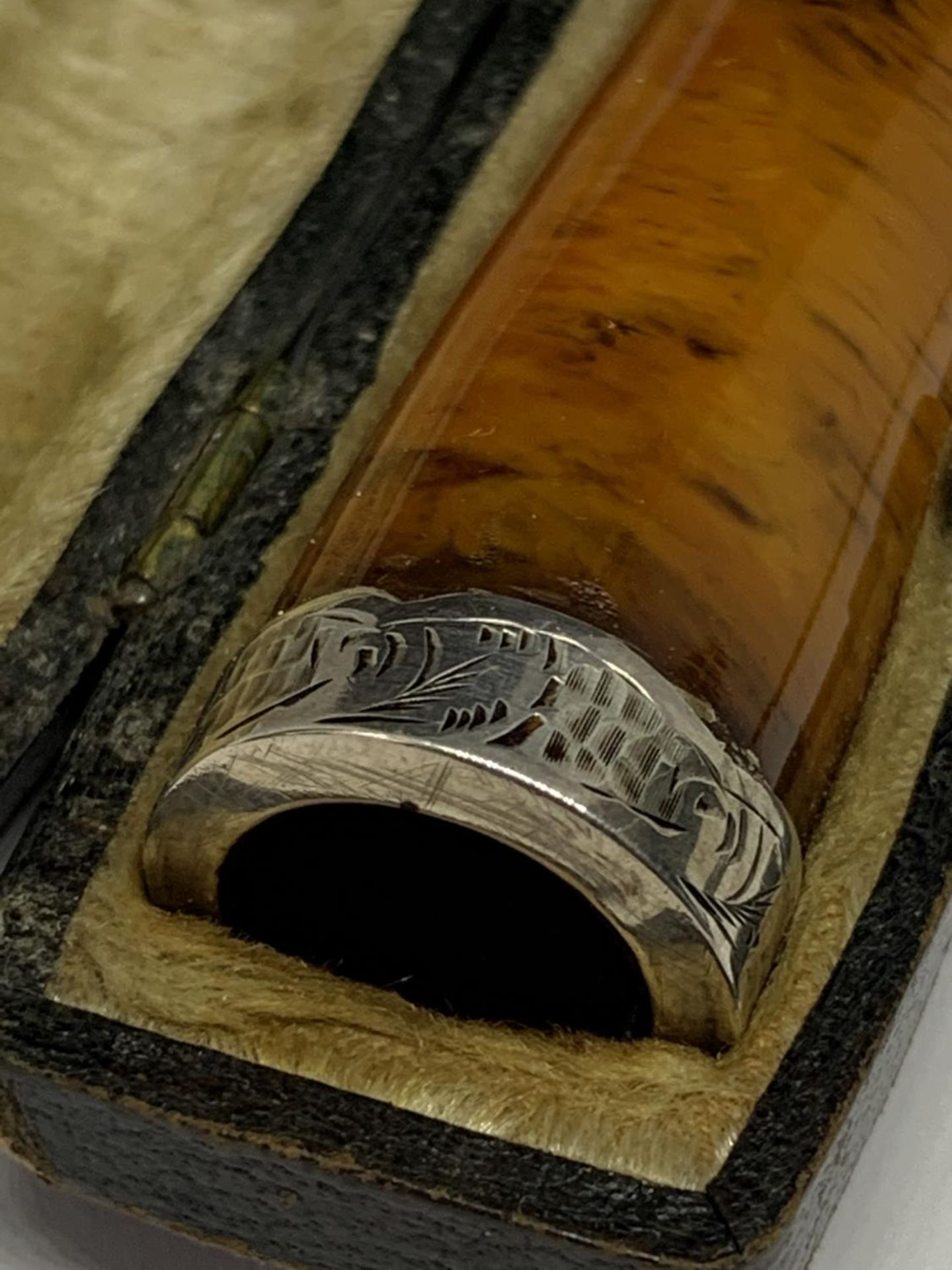 A HALLMARKED BIRMINGHAM SILVER AND AMBER CHEROOT HOLDER IN ORIGINAL PRESENTATION CASE - Image 2 of 3