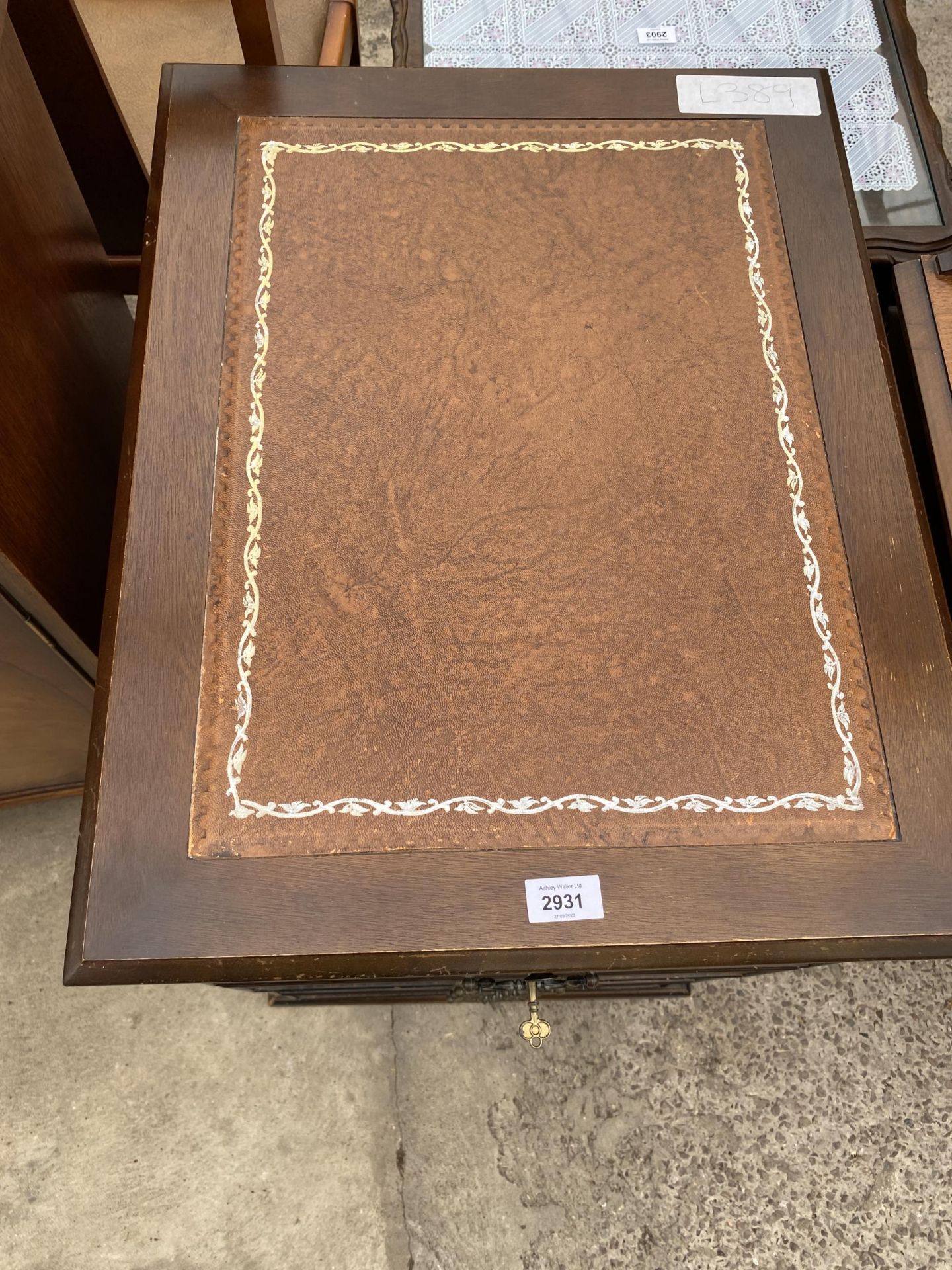 A MODERN MAHOGANY TWO DRAWER FILING CABINET WITH INSET LEATHER TOP AND PULL-OUT SLIDE, ALSO WITH - Image 3 of 5