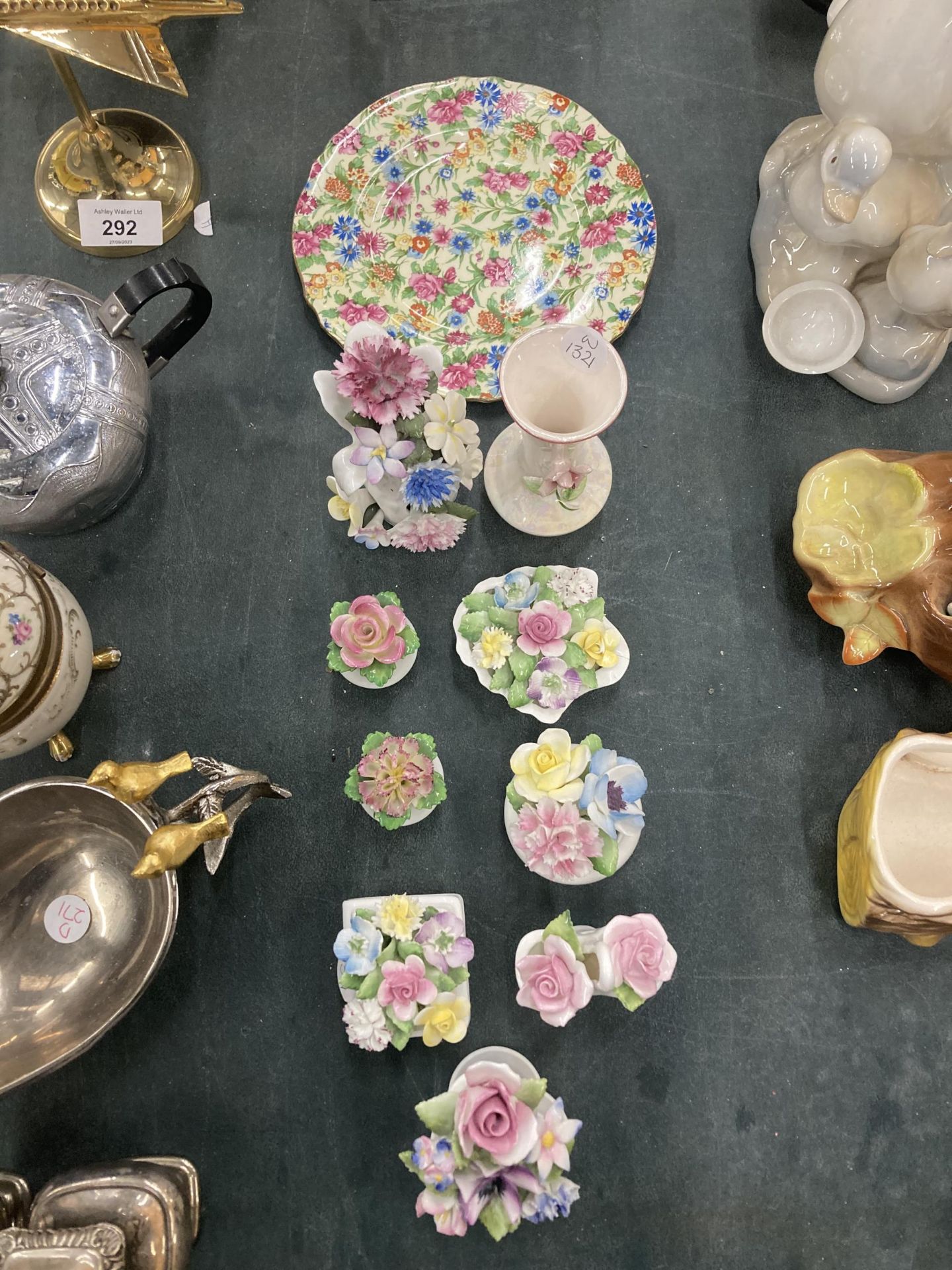 A GROUP OF FLORAL CERAMIC TRINKET WARES