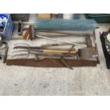 AN ASSORTMENT OF VINTAGE GARDEN TOOLS TO INCLUDE FORKS AND BRUSHES ETC