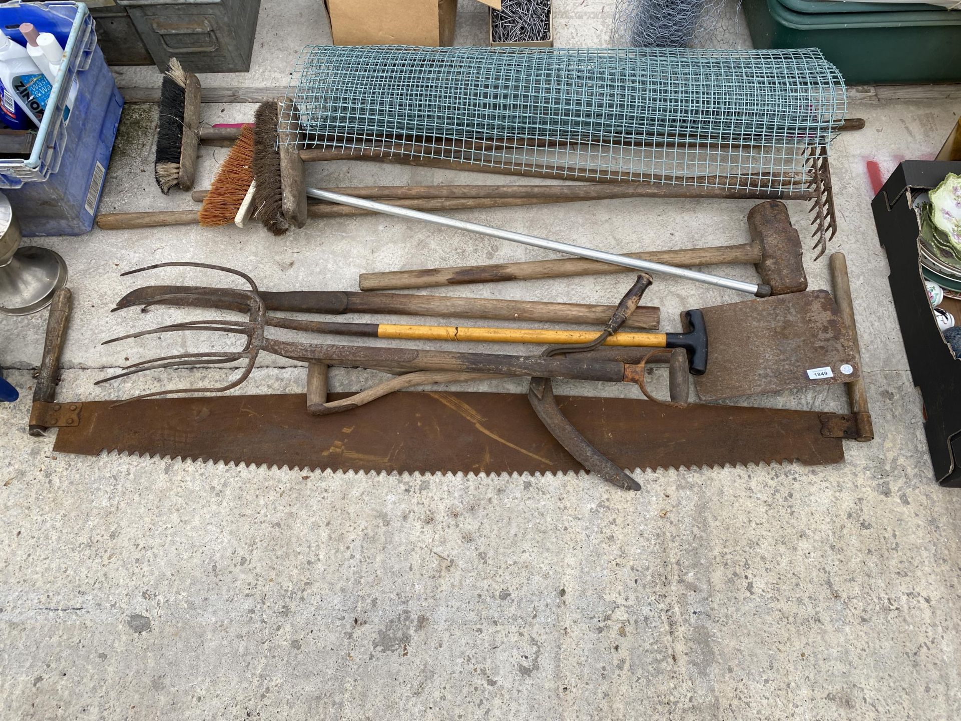 AN ASSORTMENT OF VINTAGE GARDEN TOOLS TO INCLUDE FORKS AND BRUSHES ETC