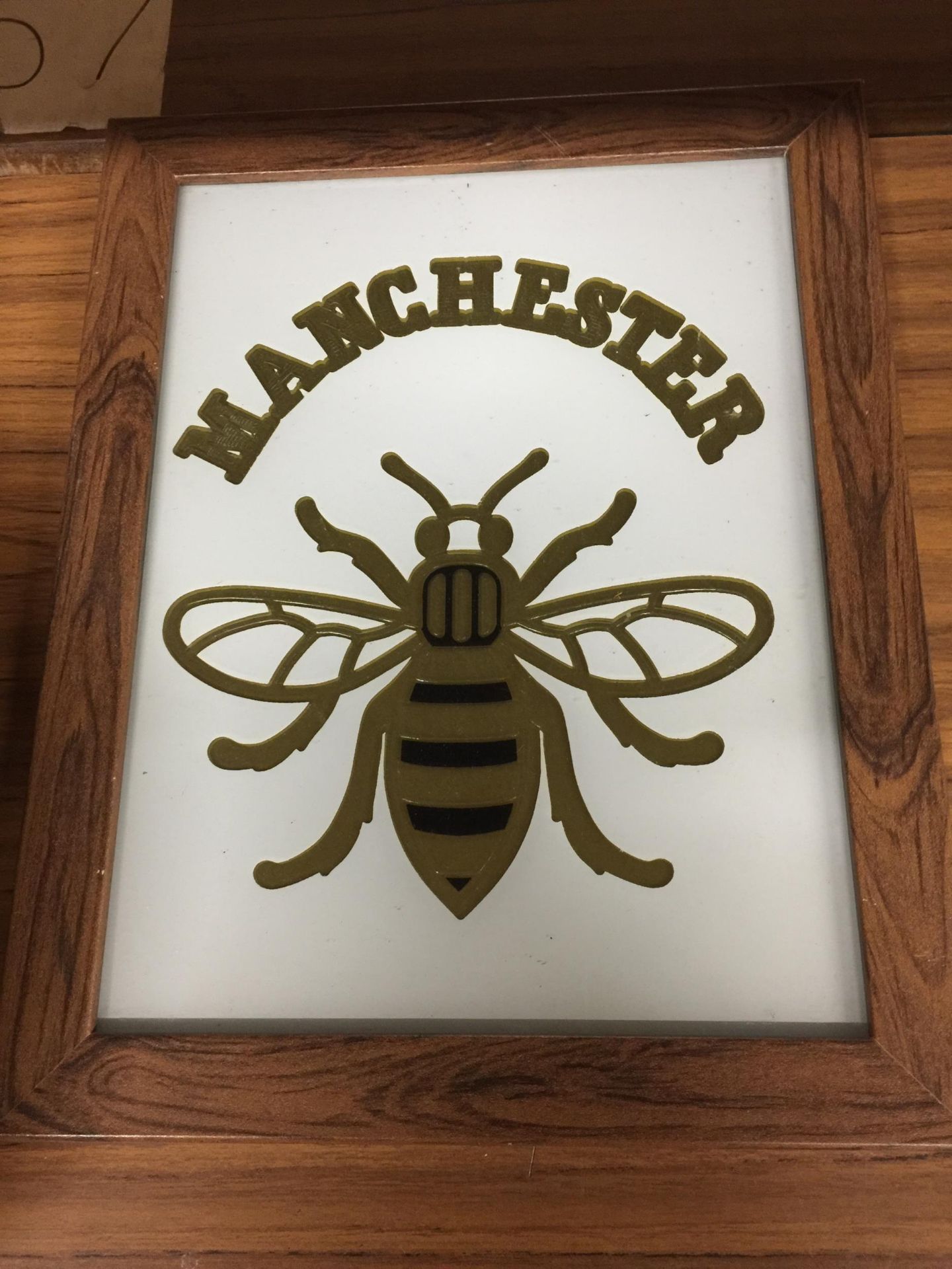 A MANCHESTER 'BEE' PICTURE PLUS A FRAMED CERAMIC BLACKSMITH PLATE - Bild 3 aus 3