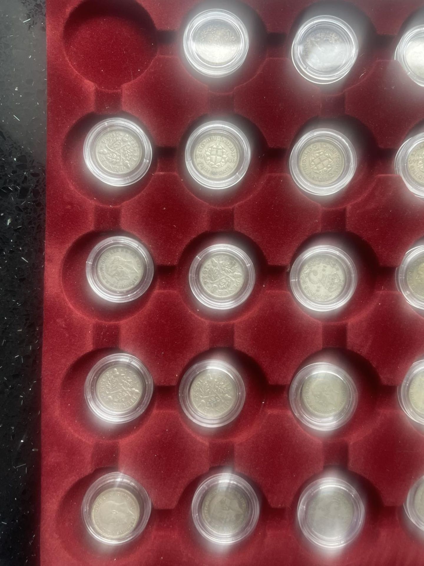 A TRAY CONTAINING THIRTY FOUR SILVER 3D PIECES PLUS QE II SILVER 20P PIECE - Image 2 of 4
