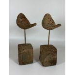 A PAIR OF DECORATIVE STONE BIRD FIGURES ON PLINTH BASES, HEIGHT 24CM
