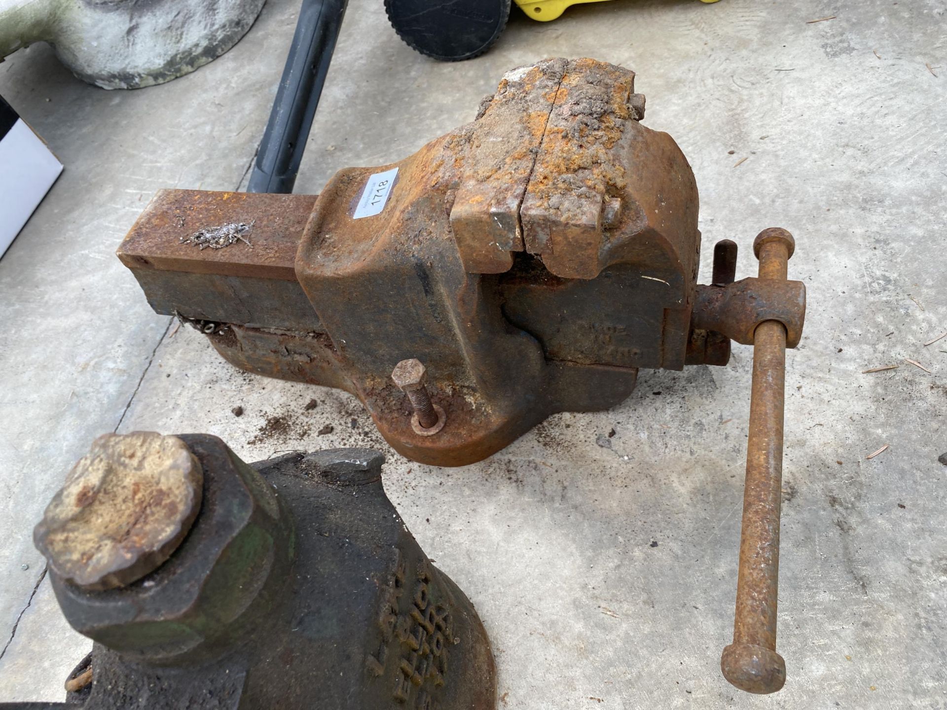 A VINTAGE RECORD BENCH VICE AND A VINTAGE LAKE & ELLIOT 6 TON BOTTLE JACK - Image 3 of 3