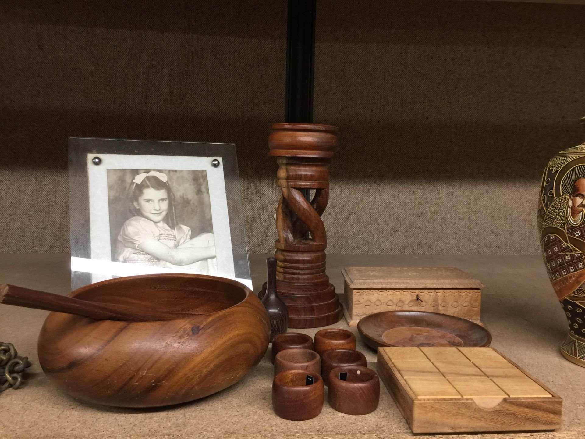 A COLLECTION OF TREEN ITEMS TO INCLUDE A LARGE SALAD BOWL AND SERVERS, NAPKIN RINGS, A CANDLE