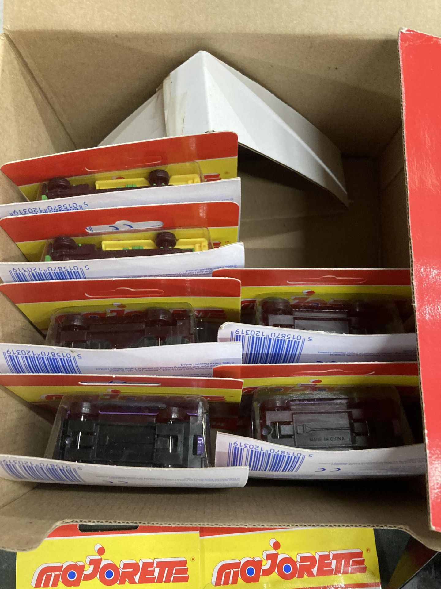 A LARGE COLLECTION OF 'MAJORETTE THE SWEET COLLECTION' SMALL DIE-CAST VANS AS NEW IN BLISTER PACKS - Bild 3 aus 3