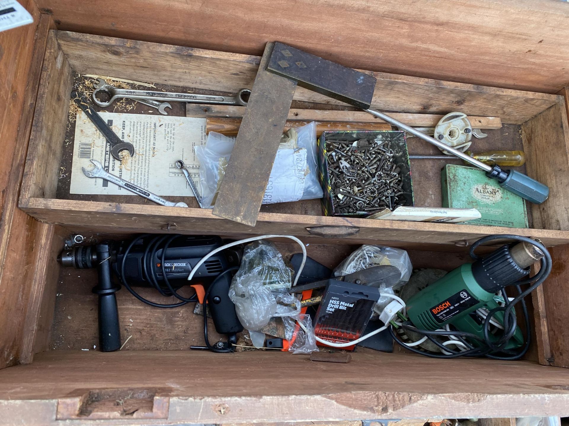 A LARGE VINTAGE ENGINEERS CHEST CONTAINING A LARGE ASSORTMENT OF TOOLS - Image 7 of 9