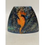 AN ANITA HARRIS HAND PAINTED AND SIGNED IN GOLD SEAHORSE VASE