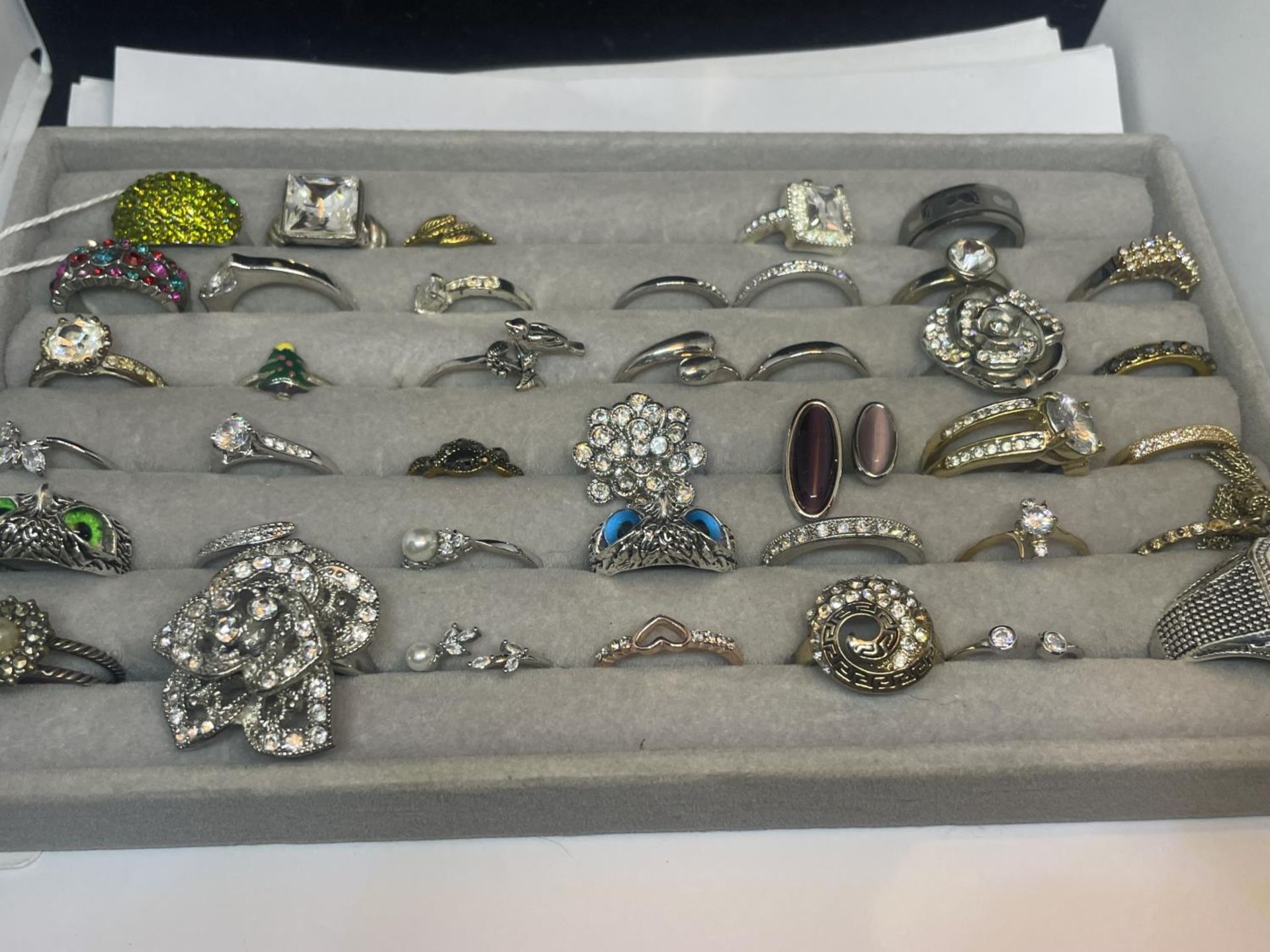 FORTY VARIOUS DRESS RINGS SOME SILVER IN A PRESENTATION TRAY - Image 2 of 4